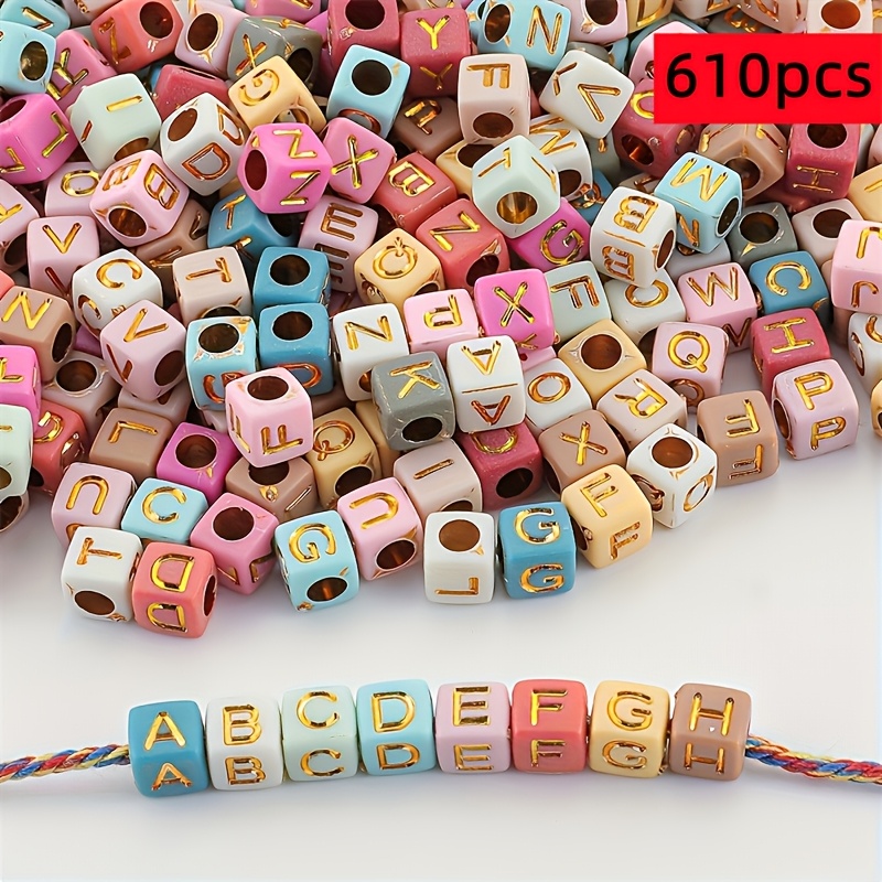 E-shop 610 Stück 6*6mm Acrylfarbene Basis Goldene Buchstabenperlen, geeignet für Armbänder, Halsketten, Ringe Namensarmbänder. Lebendige handgefertigte