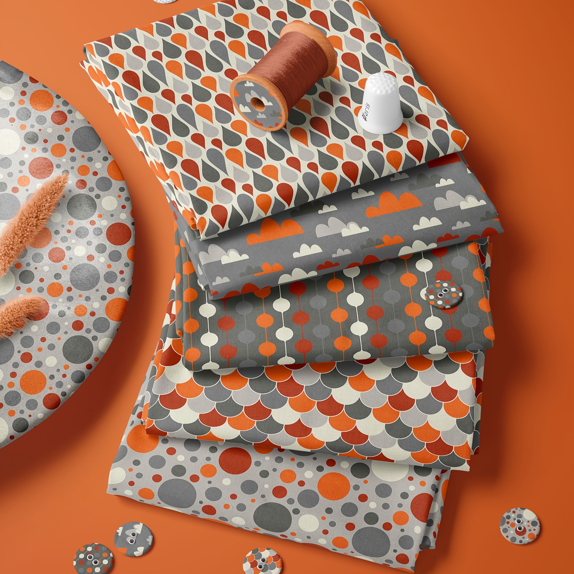 E-shop Ein Set aus 5 Stück mit orangefarbenen und grauen geometrischen Mustern kombiniert mit natürlichen Elementen wie Regentropfen, Wolken, Punkten