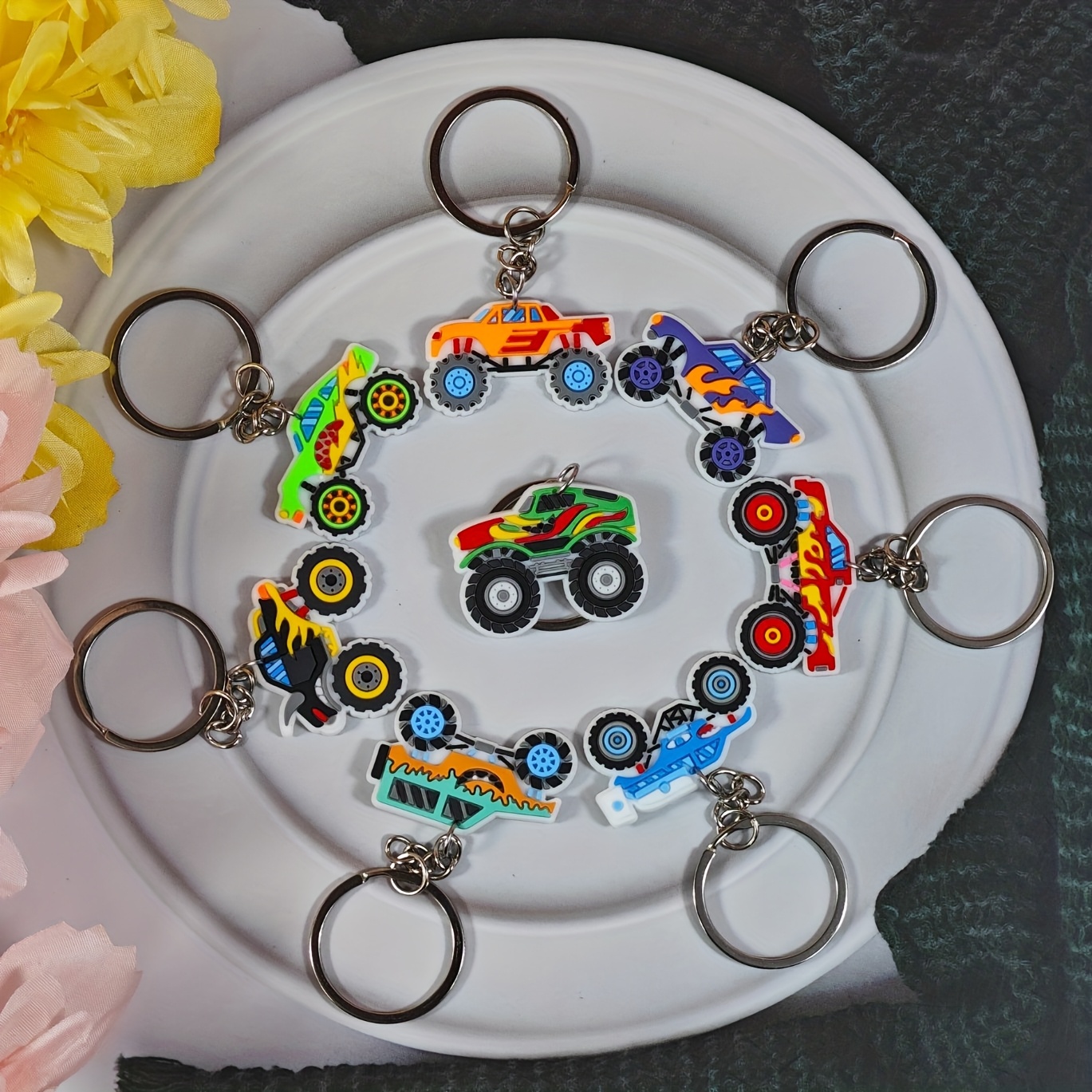 E-shop 8er-Set Schlüsselanhänger mit Cartoon-LKW-Motiv – für lebendige Partygeschenke im -Design, robuste Dekorationen für Babypartys und Geburtstage,