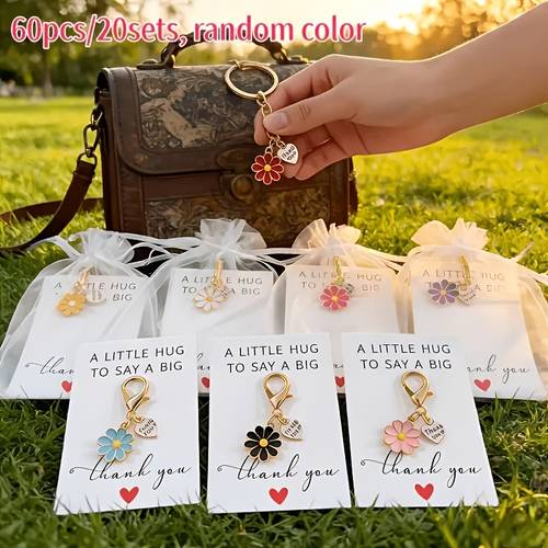 imagen del artículo juego de 60 piezas/20 surtidos, llaveros de margarita de multicolor aleatorios - 20 llaveros_20 tarjetas_20 bolsas de regalo - dijes florales delicados para hombres y mujeres, cierre de langosta, cadena de aleación de para decoración de llaves y bolsos