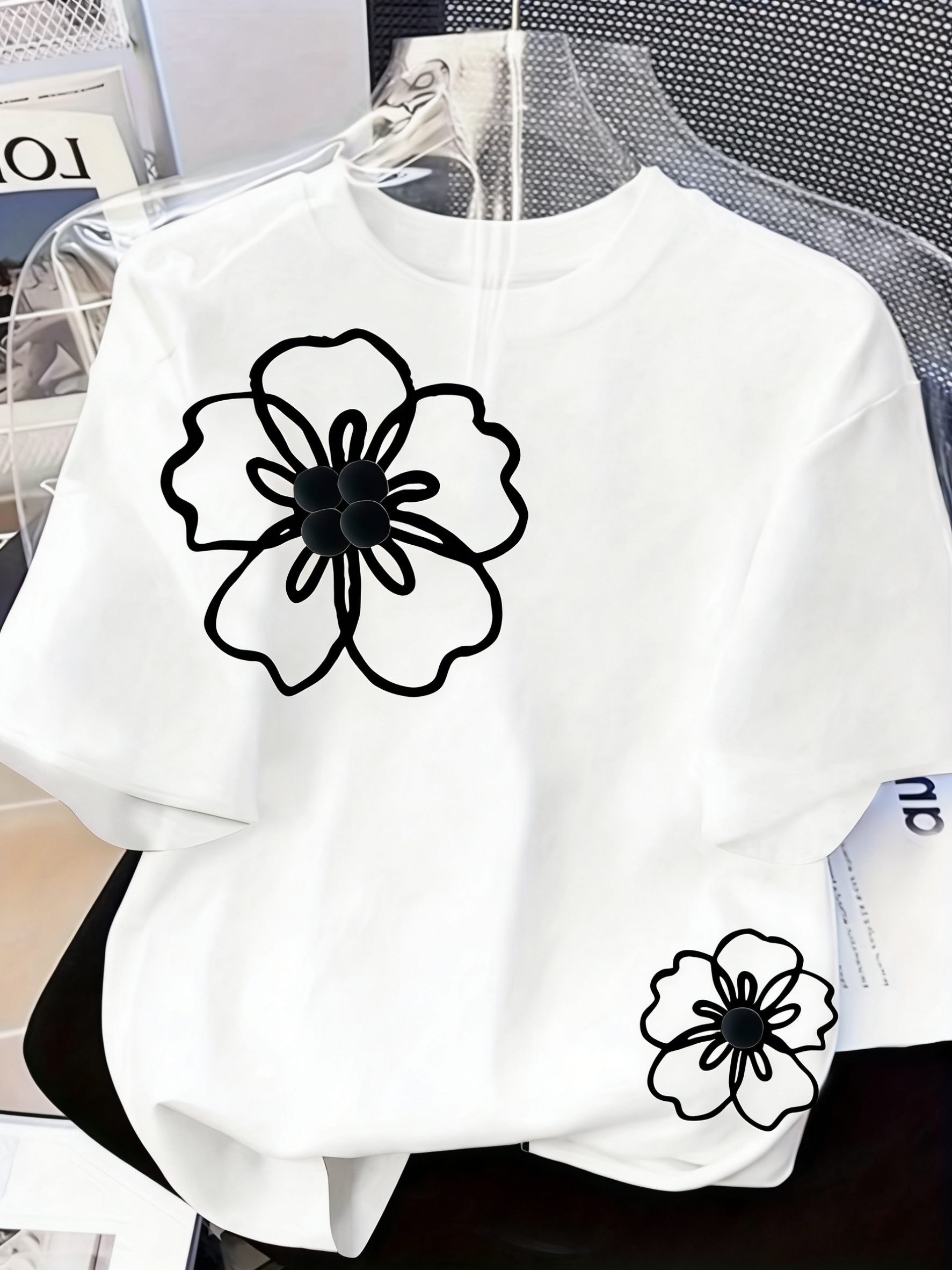 Una camiseta de mujer con cuello redondo, 100% algodón, perfecta para primavera y verano. Es una opción moderna y casual con diseños divertidos, ideal para eventos festivos, con entrega local disponible.