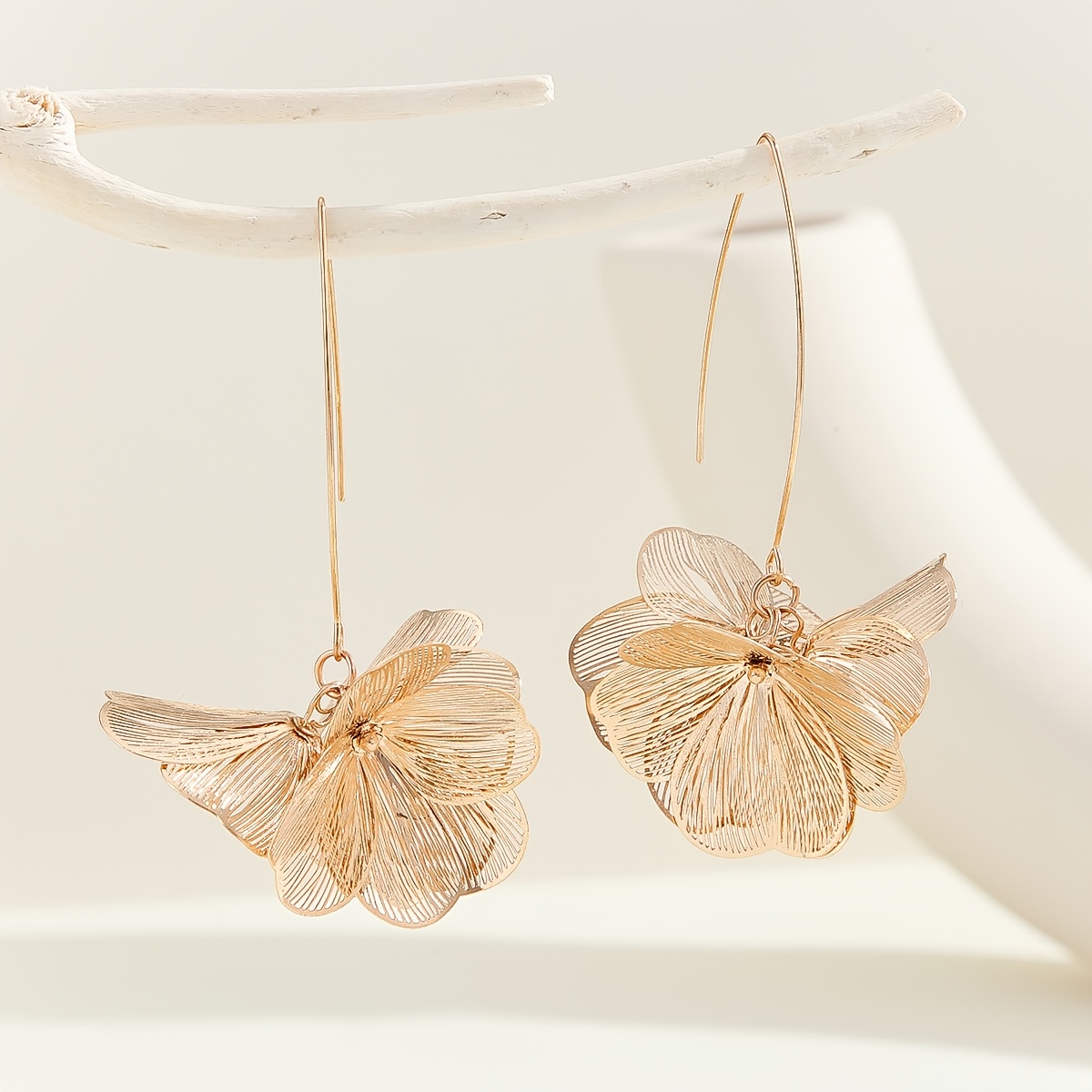 E-shop Kreatives Damen-Schmuckset mit metallisch strukturiertem Blumen-Anhänger, Halskette Ohrringen für den , trendig