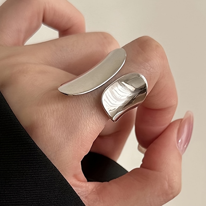 

Minimalist, , Personalized Design With A High-end , An Adjustable Ring That On Finger For An Instagram- Look.