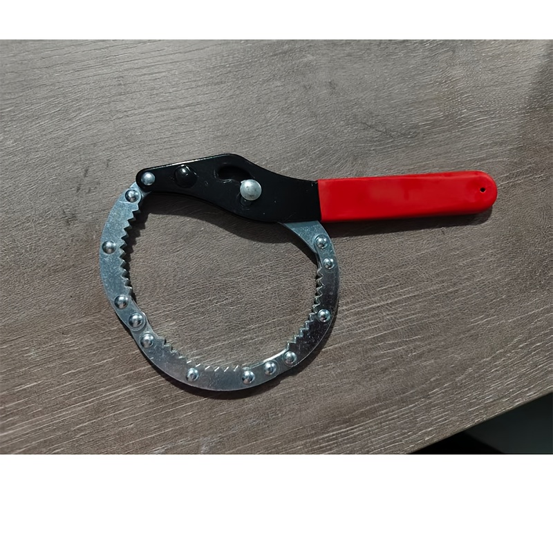 E-shop Ein verstellbarer, robuste Ölfilter-Schlüssel mit rutschfestem Griff – ein universelles Werkzeug zum Entfernen von Ölfiltern im Maß 60–75 mm