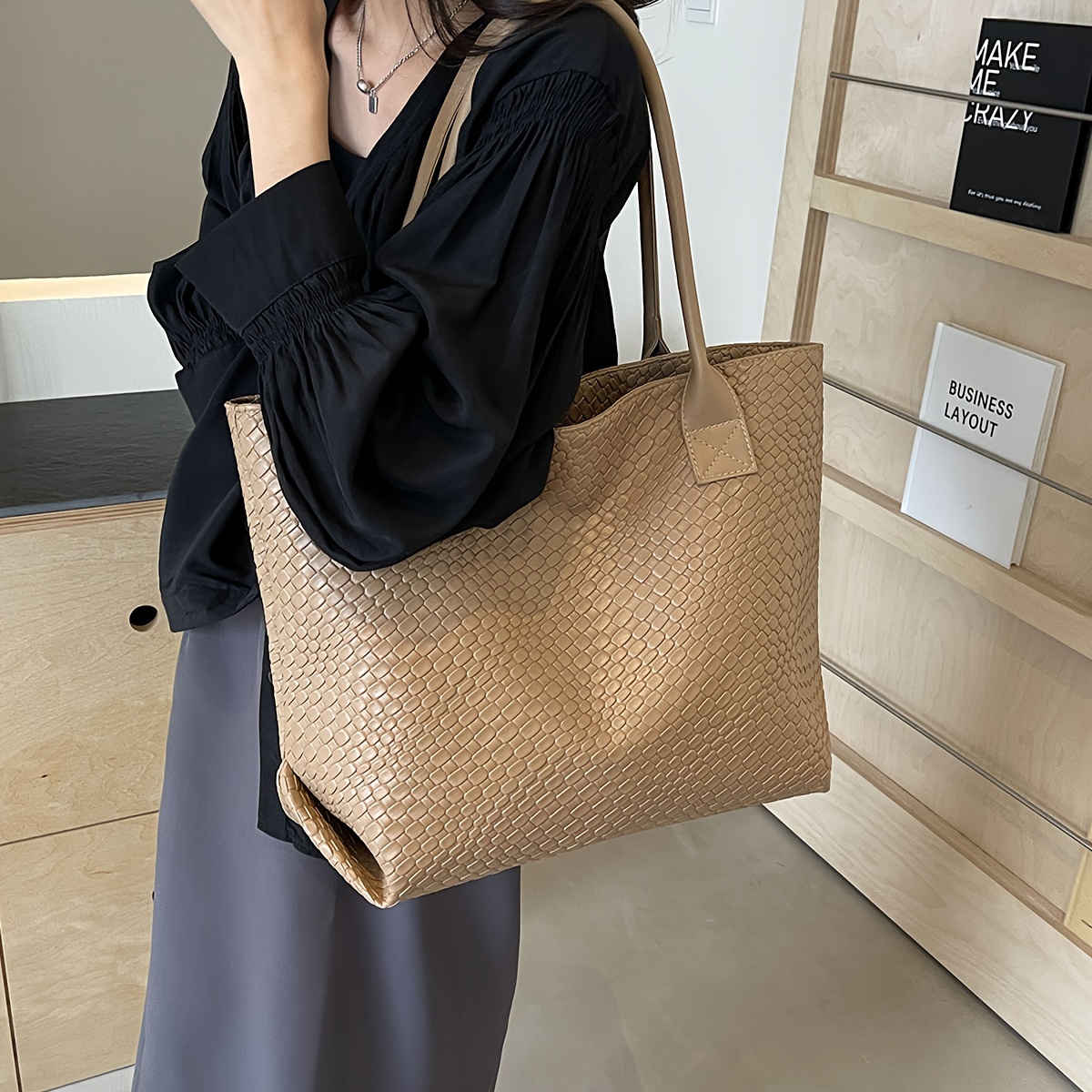 

Chic Summer Tote Bag For Women - Spacious & Stylish, Handwoven Design With Fixed Shoulder Strap, Zip Closure, Polyester Lined