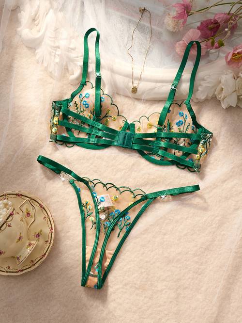 dunkelgrünes einlagiges besticktes set, bestehend aus einem hübschen durchsichtigen bügel-bh mit kleinem blumenmuster einem verstellbaren tanga mit herzförmigem liebesverschluss. dieser bh mit mittlerem halt niedrig geschnittene damenschlüpfer sind stimmungsaufhellendes paar-outfit,