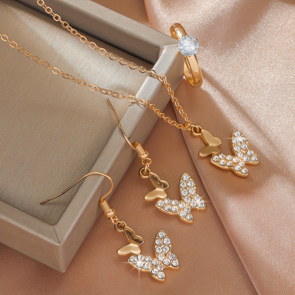 E-shop 4-teiliges Damenmode Schmetterling Ohrringe und Halskette und Ring, geeignet für den lässigen Vintage-Stil, leichtes luxuriöses Schmuckset