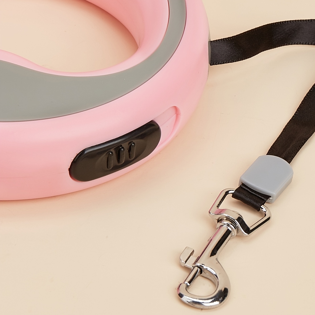 One 2.5-meter Retractable Leash with a Circular Ring, One-click Lock, and Free Adjustable Length. A Hand-loop Style Lead Suitable for Taking Small Dogs for Walks