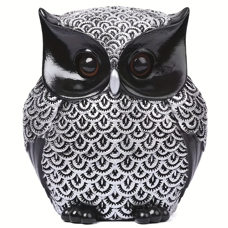 ינשוף שחור־כסף – תקריב מרקם קשקשים ועיניים מבריקות