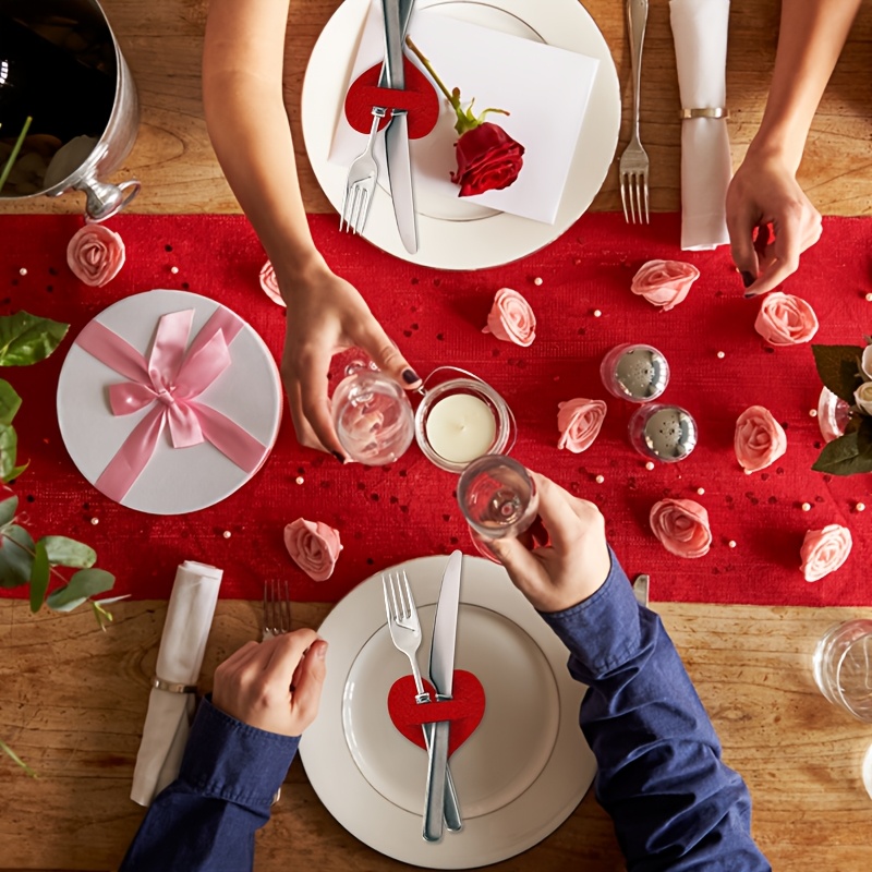 

2/4 Pack Valentine's Day Mini Heart Knife Fork Clips, Polyester Felt Red Heart Napkin Rings, Clips For Table Decor, Romantic Dining Accessory For Wedding Celebrations And Parties - Hand Wash Only