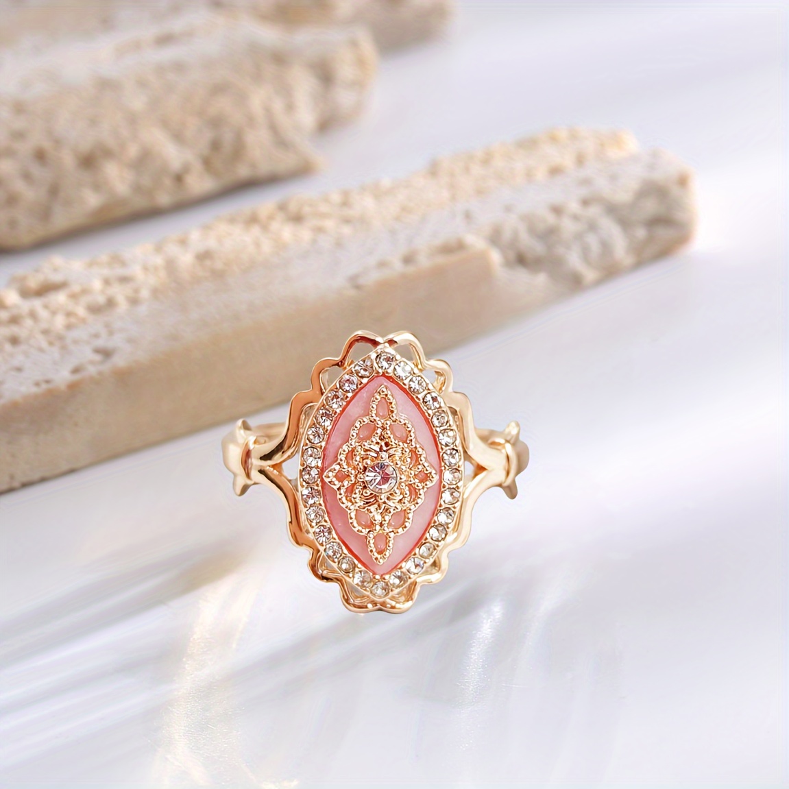 TEMU Un anillo que encaje hueco y adornado con diamantes de . anillo de un elegante estilo un lujoso de Medio. Tenga en cuenta que artículo de precio