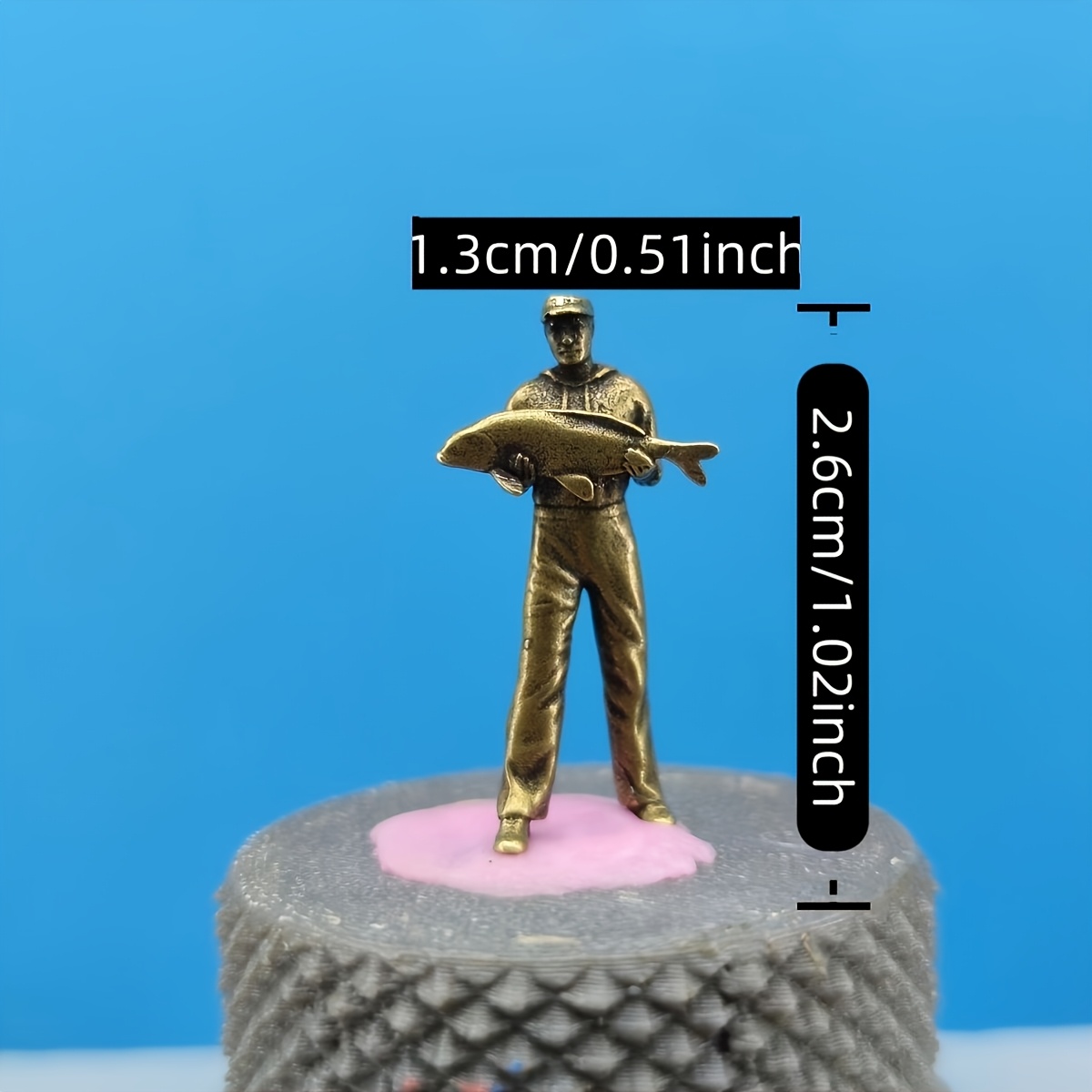 TEMU Figurine de pêcheur tenant un poisson en laiton, modèle réduit à l'échelle 1/64, figurine pour micro-table de sable, petite figurine pour homme,