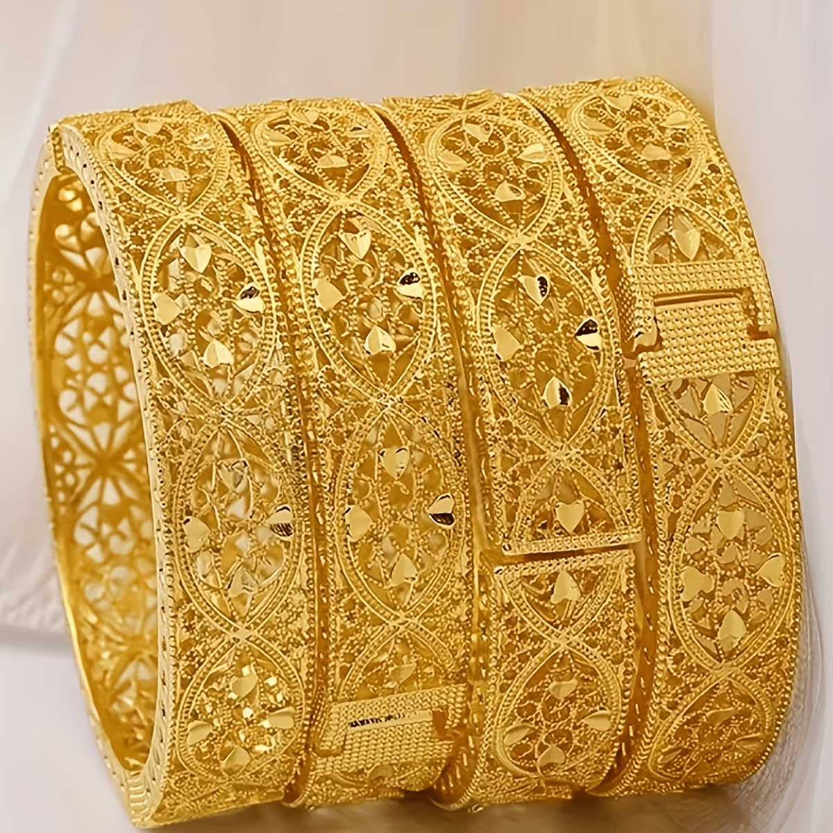 TEMU 4pcs 1 Pack Bracelet Dubaï Tendance Moyen- Mode Polyvalent Bracelet Mariage Soirée Amoureuse Ensemble Bracelet Polyvalent Creux Enveloppant Cœur