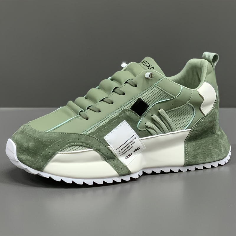 [Baskets] Chaussures de course sur route pour hommes disponibles en cinq couleurs, avec une coupe confortable et une augmentation de la hauteur visible. Ces chaussures de sport populaires conviennent à diverses occasions et à toutes les saisons, parfaites pour les activités de plein air et les entraînements.