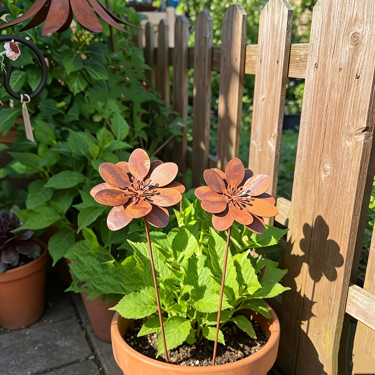 TEMU [3D] Lot de 2 piquets de sol à fleurs en fer forgé vintage vieilli, avec un motif de pétales superposés et une finition effet rouille, offrant