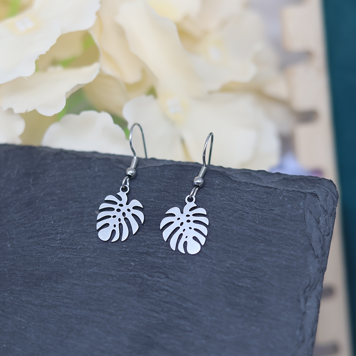 Women's Minimalist Leaf-Shaped Drop Earrings, Versatile Gift