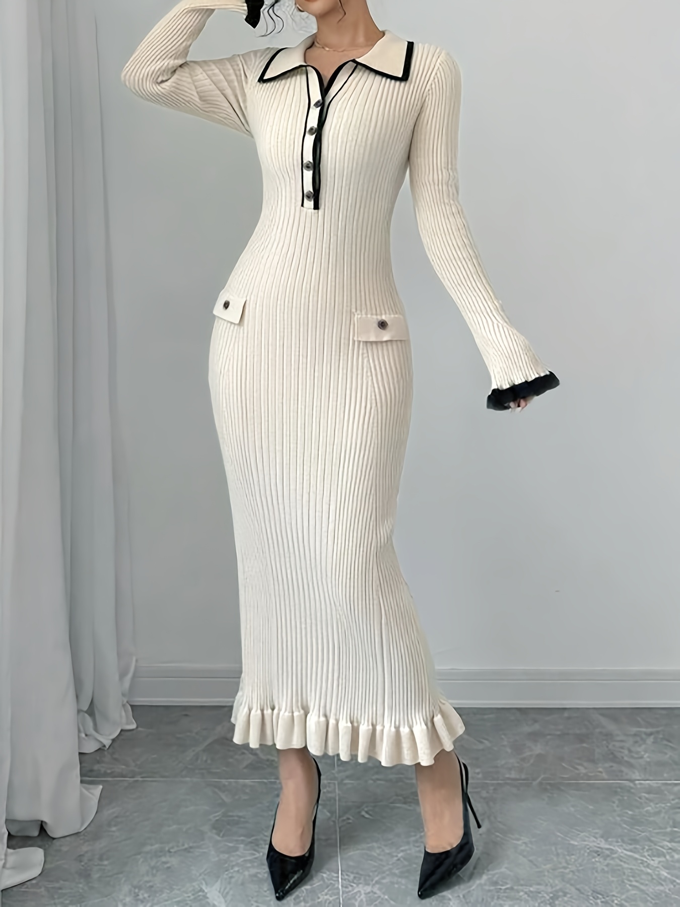 vrouwen elegante -fit zwarte jurk met gouden knopen wit