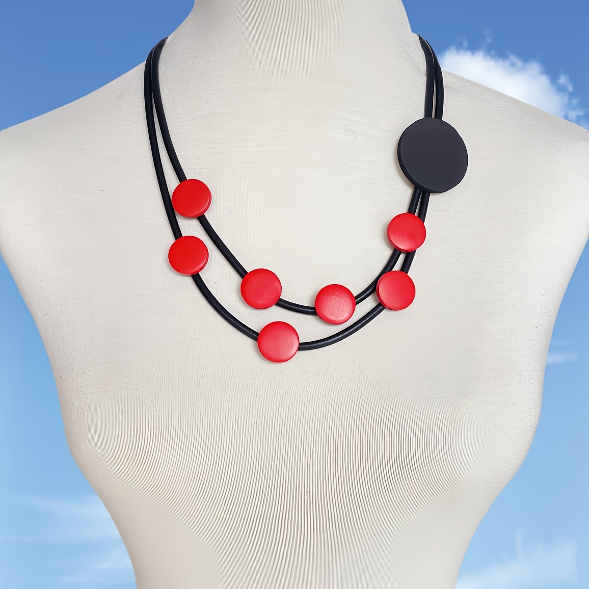 E-shop Dies ist ein Originaldesign für eine modische, kurze Damen-Halskette mit runden Perlen und . Sie ist für , Feiertage und Partys und verkörpert