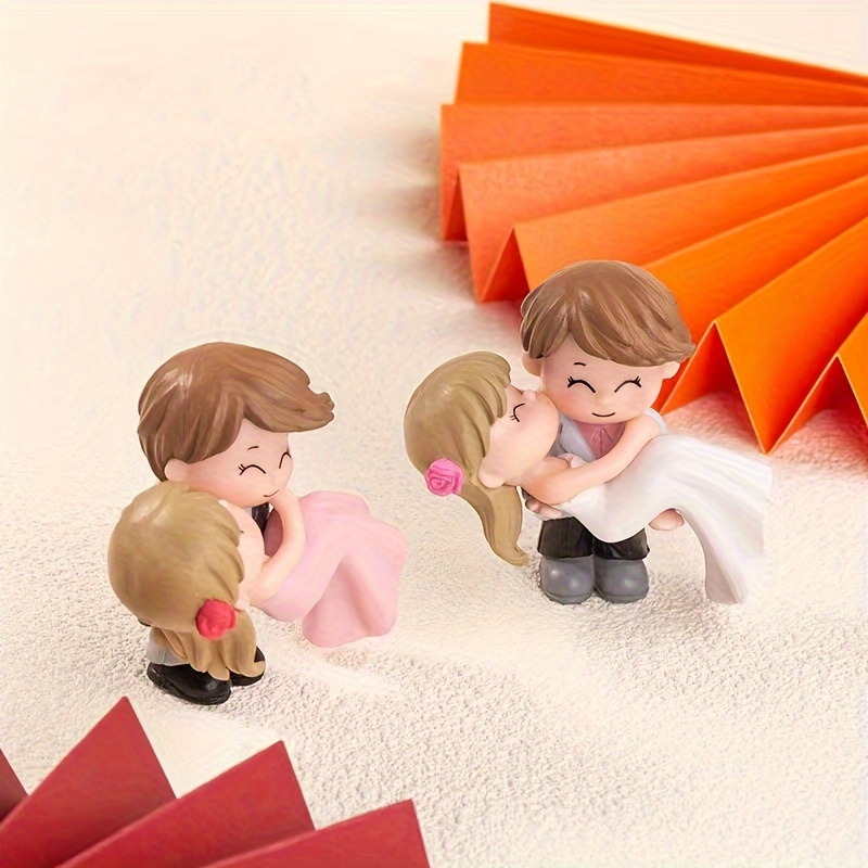 

1pc, Bride And Groom Embrace Miniature Figurine, 2.17x2.36 Inches, Pvc, Romantic Valentine's Day Tabletop Decor, Wedding Cake Topper, Love Scene Fairy Garden Accessory