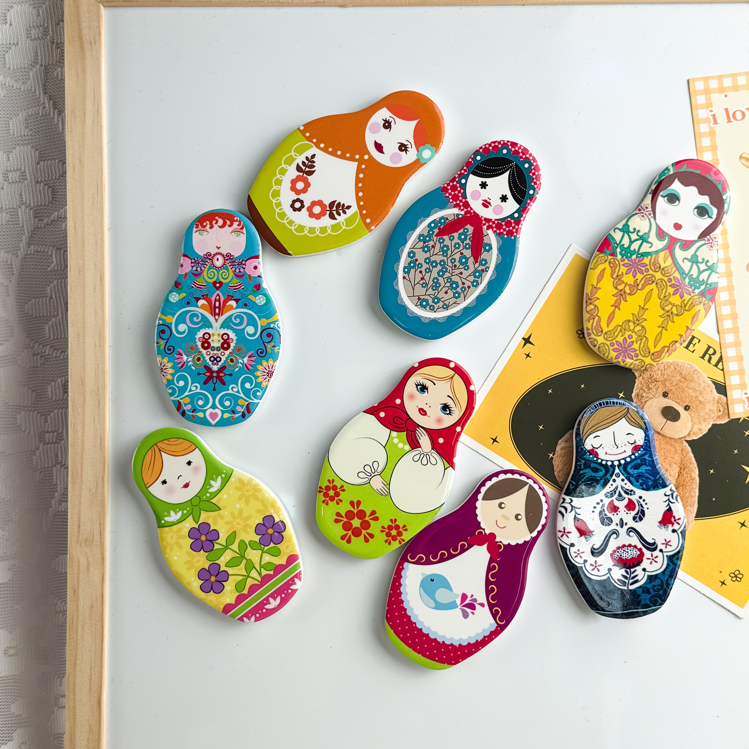 Zwei niedliche, bunte Nestpuppen können als großer Kühlschrankmagnet oder Flaschenöffner verwendet werden * für Heimdekoration, Whiteboards, Foto-Bildschirme und Reise-Souvenirs
