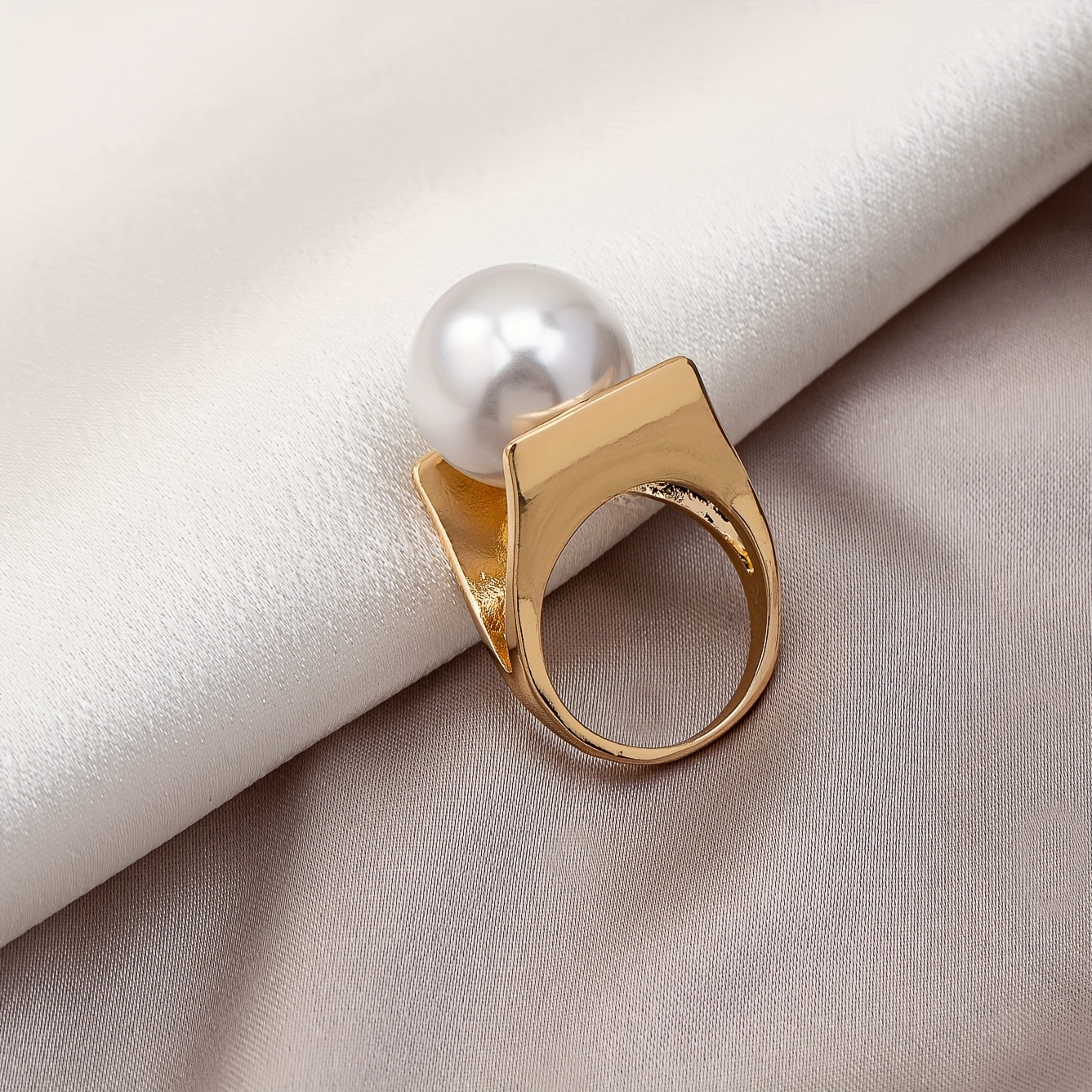 A Women's Y-shaped French , A Unique And Elegant Piece Of Jewelry Suitable For Vacation Wear Or Daily Use