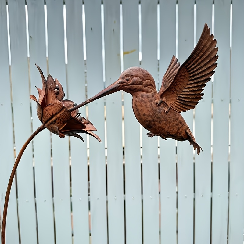 E-shop Europäisches Metall-Kunstwerk im Schmiedeeisen-Stil: Kolibri küsst eine Blume, fliegende Haltung, als Bodenpflock.