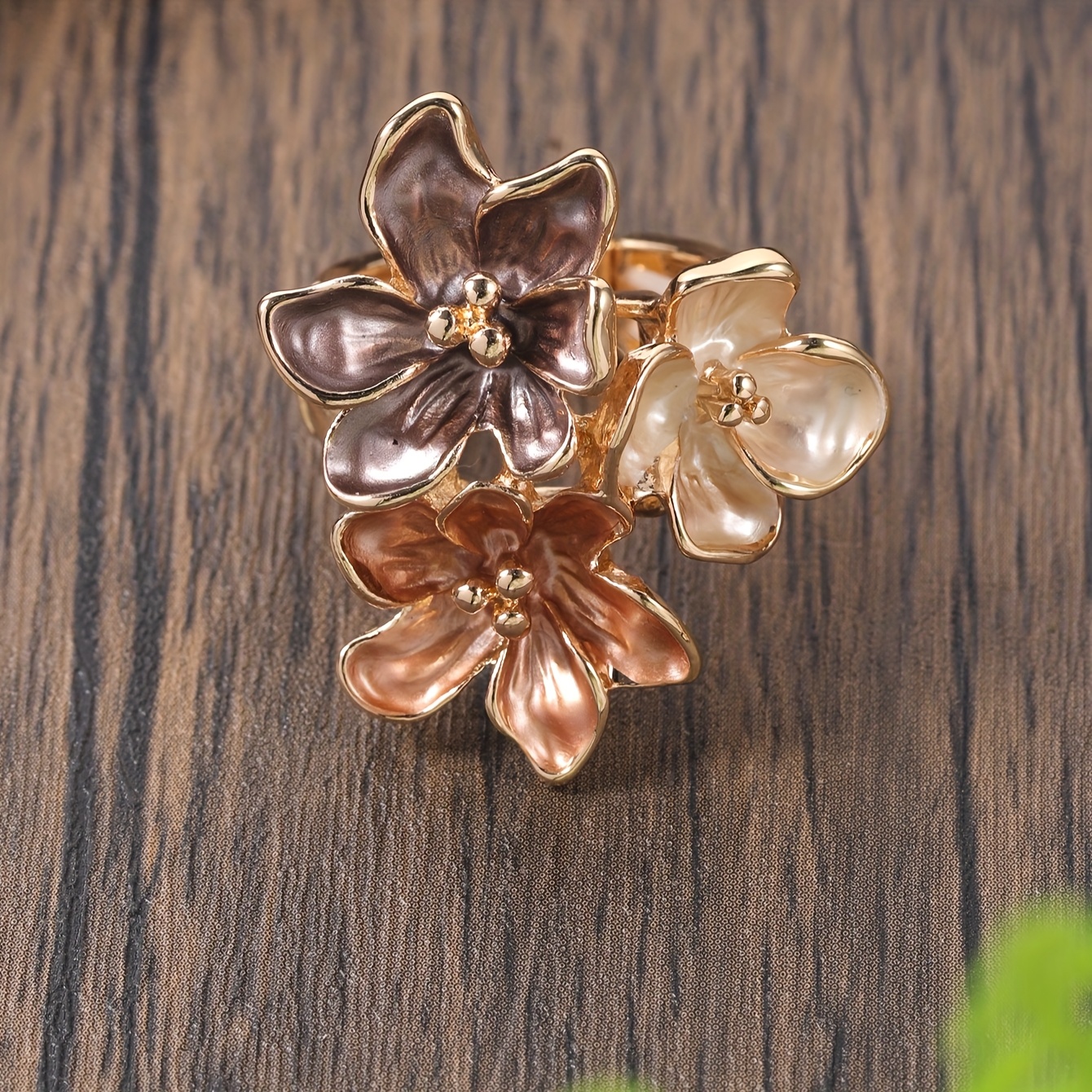 An Elegant Ladies' Floral Ring - Shiny, , Suitable For Daily Wear And