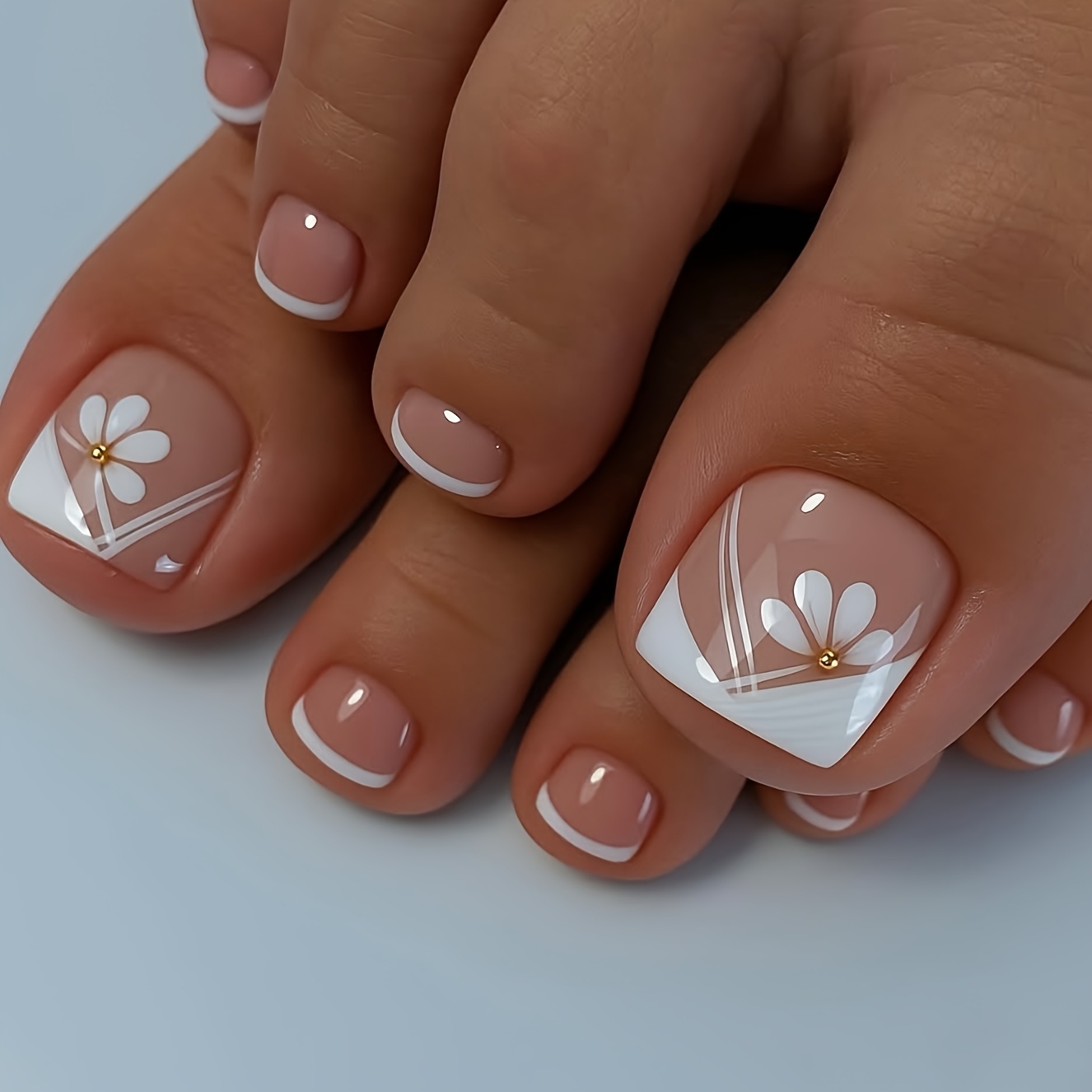 E-shop 24 Nagel Wraps mit einer Nude Pink Grundfarbe, mit weißen French Tip Linien an einigen Kanten und einem Design mit weißen Blumenmustern, der
