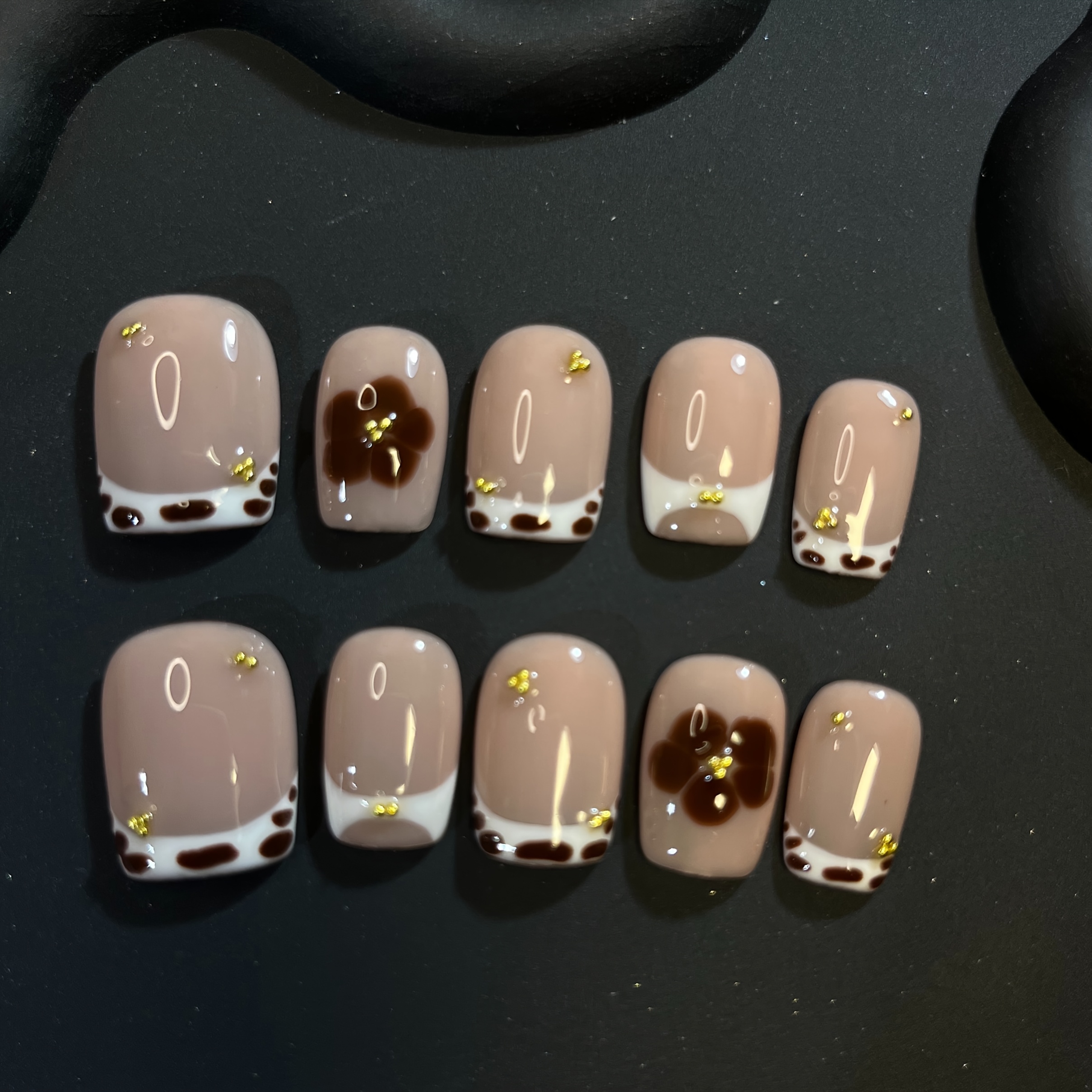 TEMU Set van 10 handgemaakte korte vierkante press-on nagels met herbruikbare designs, versierd met witte French tips en luipaardprint bloempatronen.