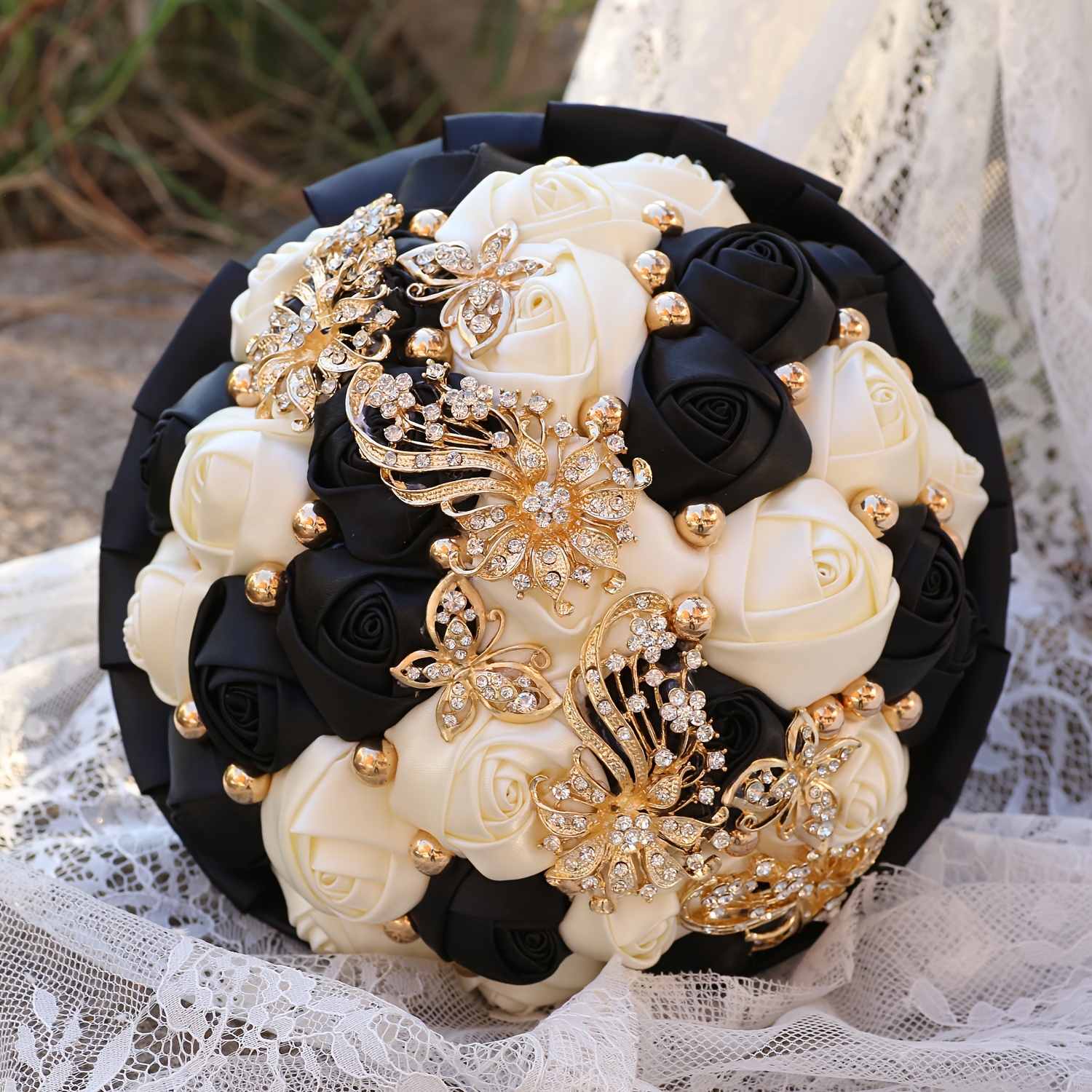   kuyov qizlar buketi boy qizil shifonli güllar bilan kristal va marjon aksessuarlari bilan to'ldirilgan  to'y jamoalari tafsilotlari 17