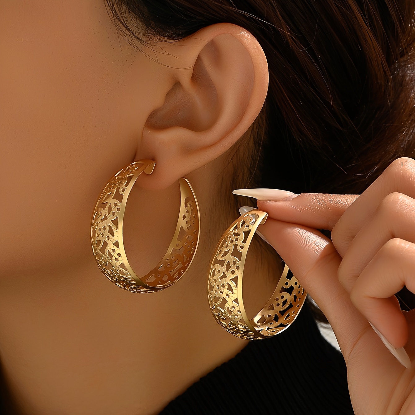 

1 Pair Trendy Hollow Geometric C-shaped Metal Hoop Earrings Iron Elegant Ethnic Style Hoop Earrings For Women And Girls