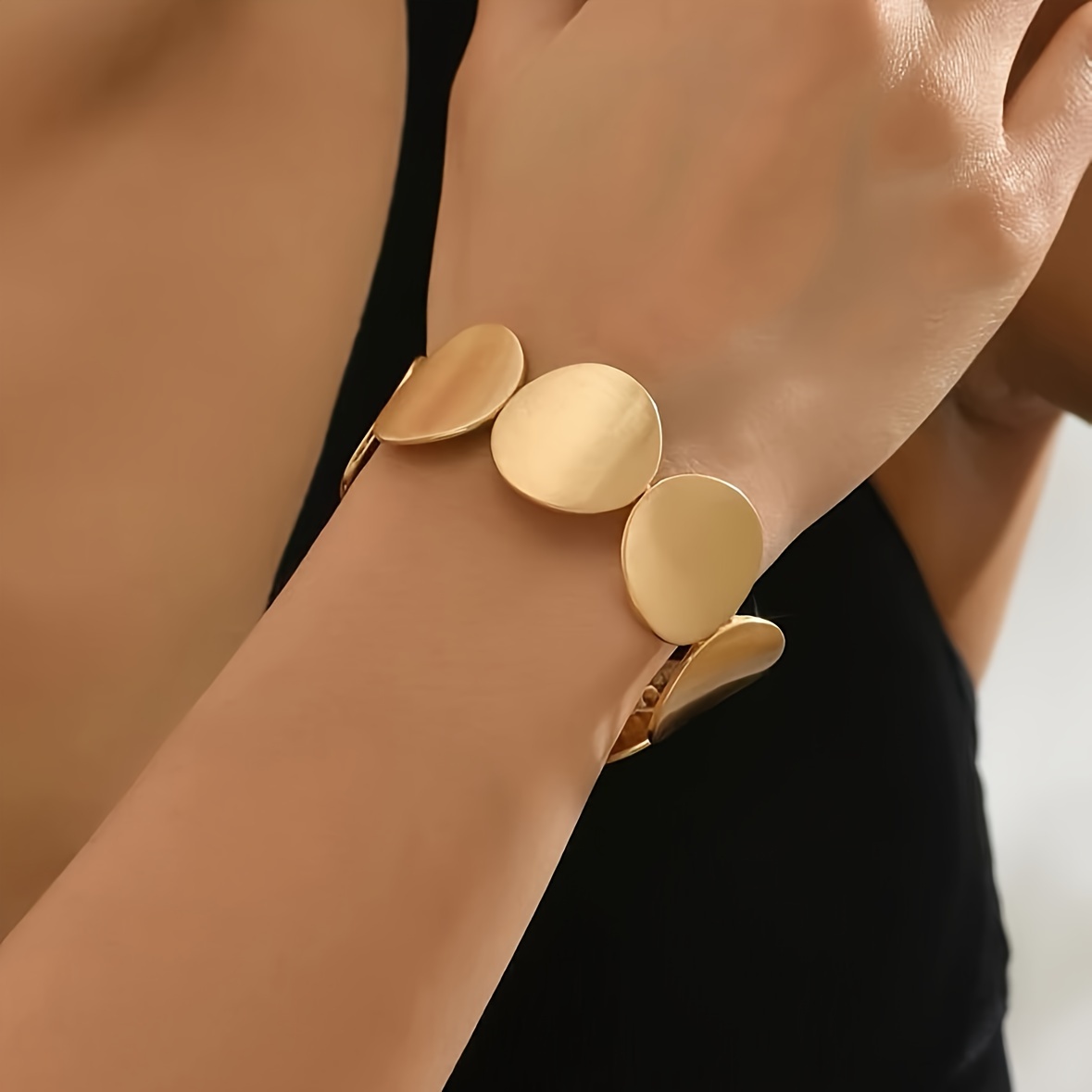 

1 Fashionable And High-end Round Bracelet