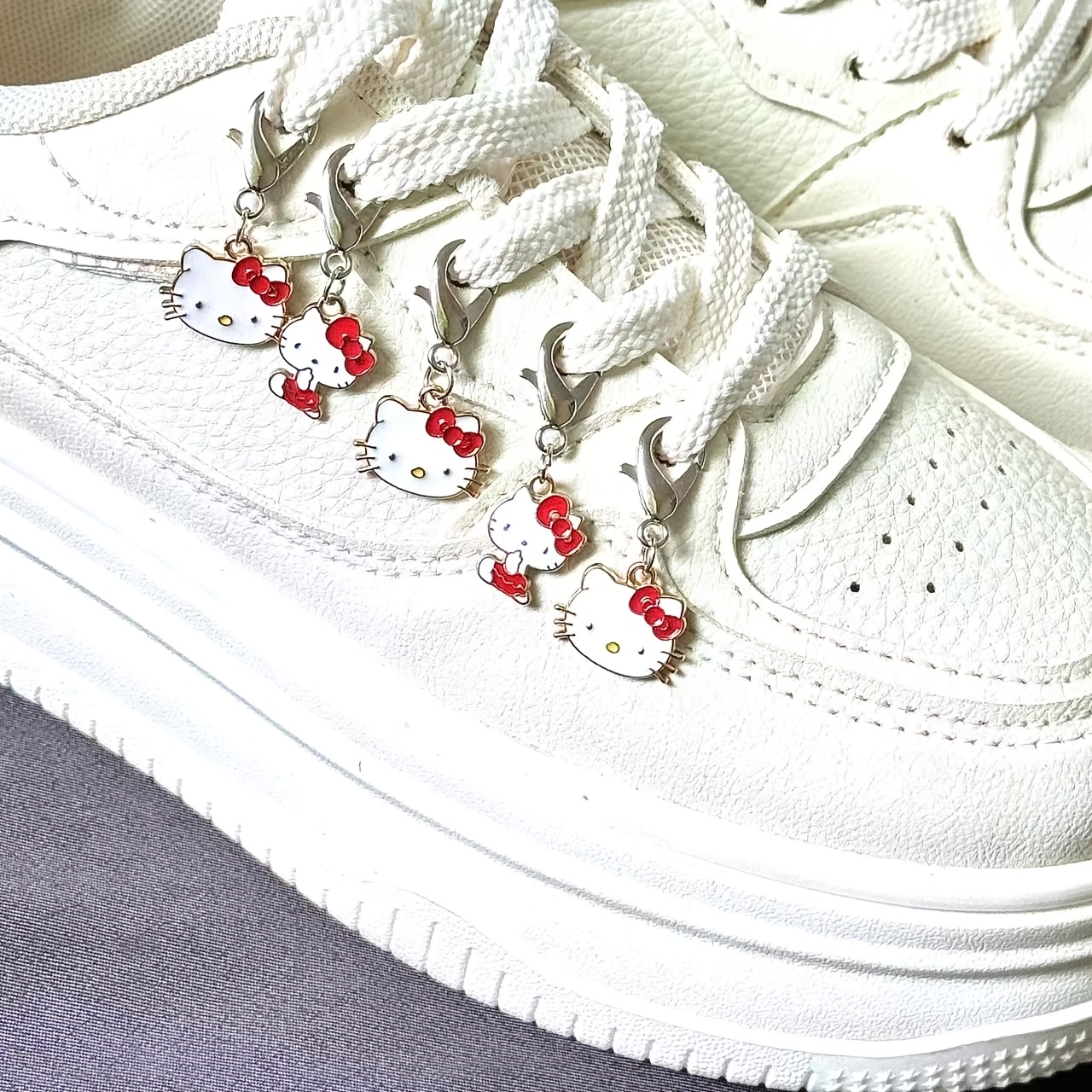 E-shop 5 Stück Rote KT Katze Anhänger Schuh Schnalle Niedliche Hello Kitty Sneaker Stiefel Schuh Schnalle Schnürsenkel Anhänger Ornamente