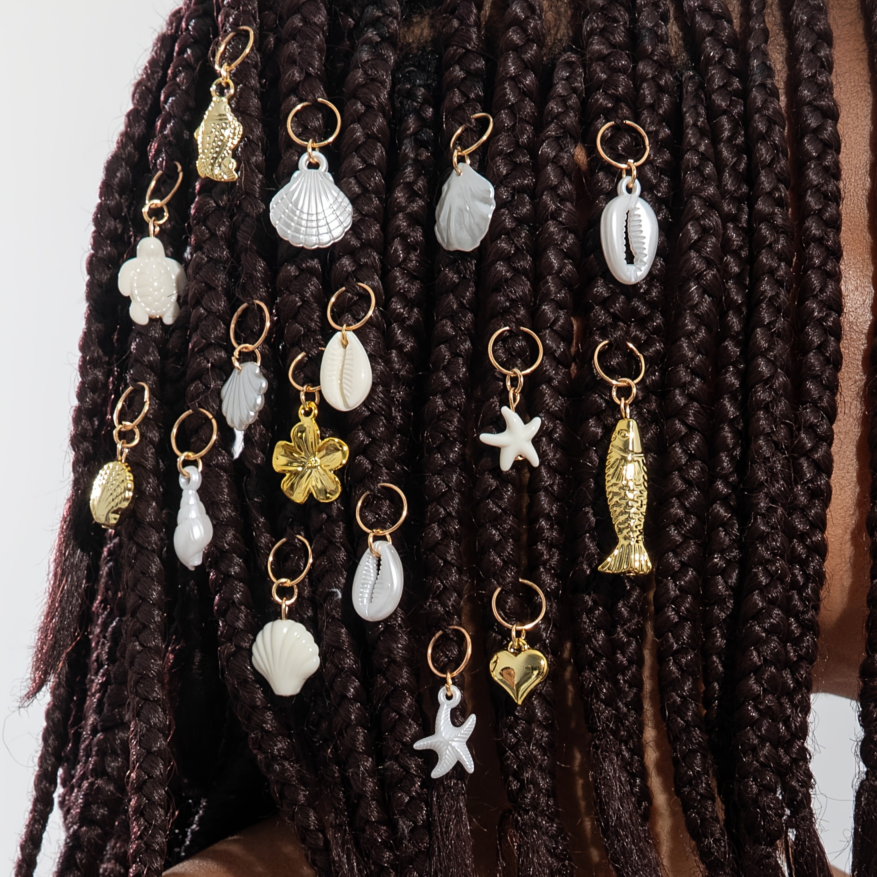 A Set Of 16 Fashionable Ocean-themed Additions Including Pearl, Scallop, Starfish, And Conch Pendants, Perfect For Party Vacations And As A Gift For