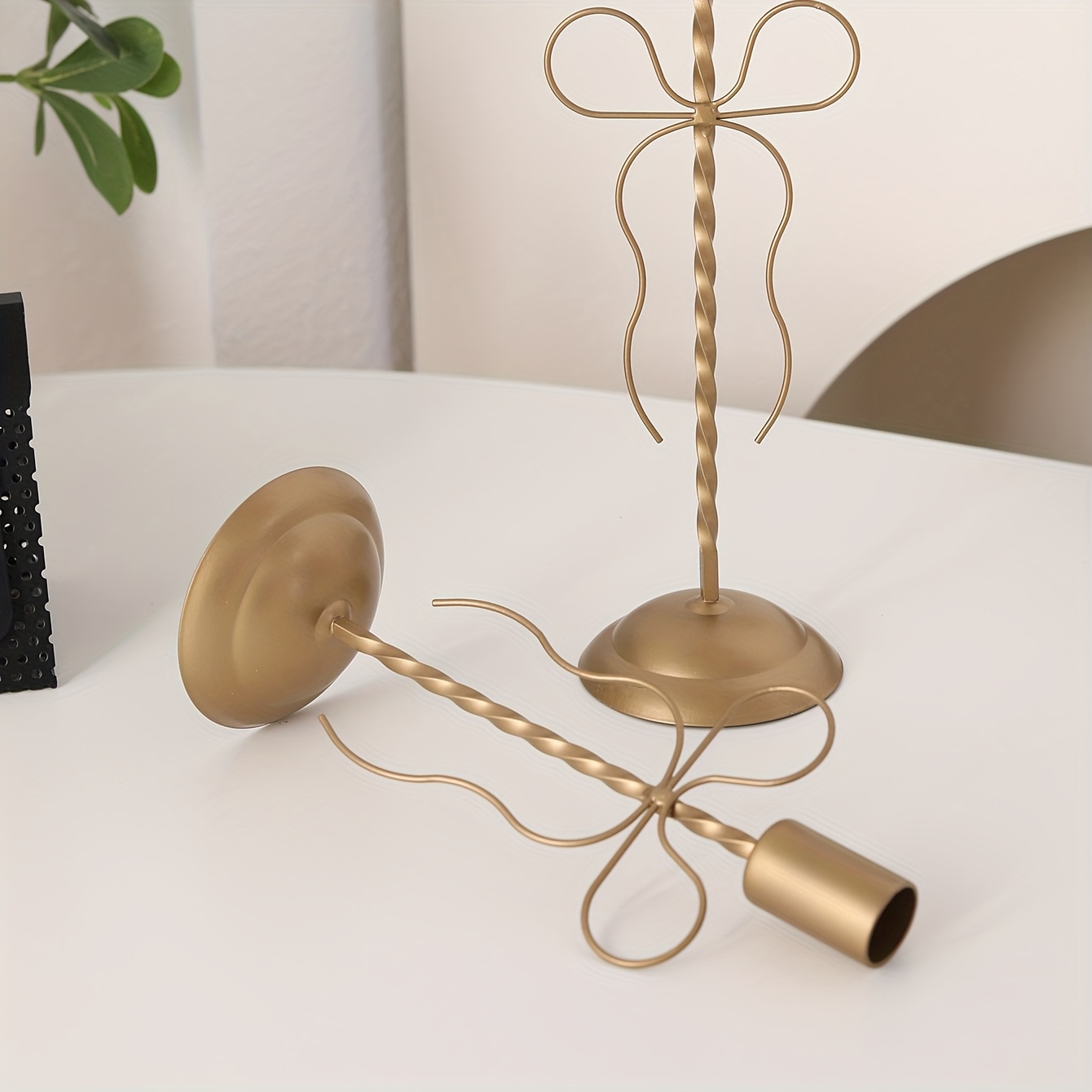 a   bow candle holder suitable for pillar candles a decorative piece with a unique shape and an elegant atmosphere ideal for weddings or parties made of durable metal that resists deformation   as tabletop d cor in dining rooms Product details 5