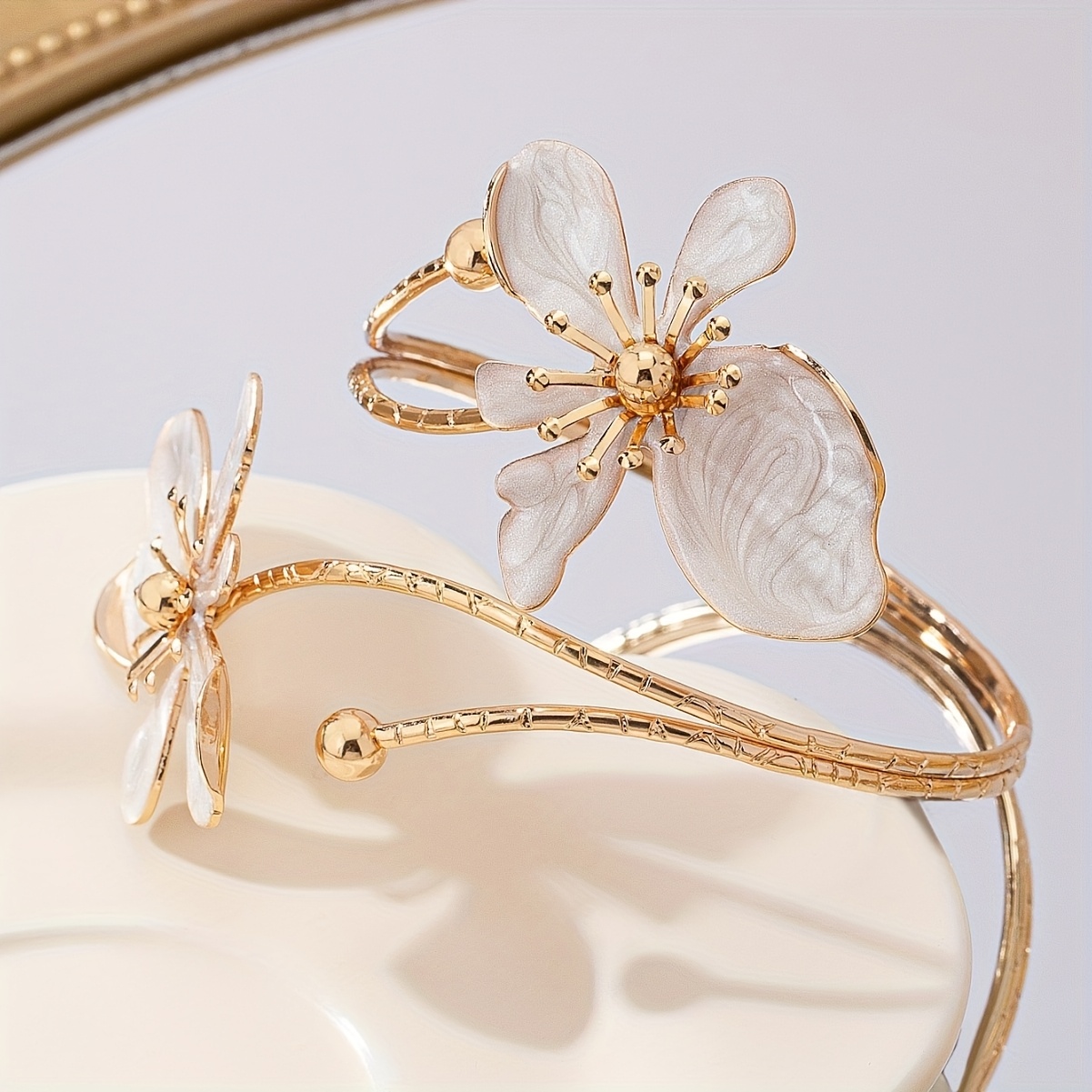 E-shop 1 Modischer eleganter Emaille-Blumen-Offenarmband, ein Damenaccessoire für den Partys. Ohne Verpackungsschachtel