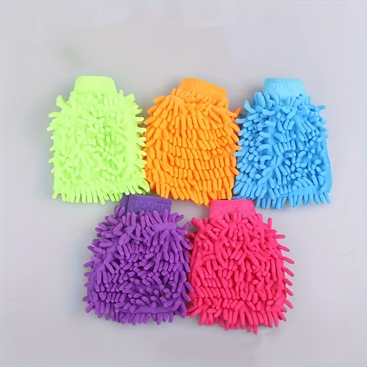 a pair of versatile chenille cleaning gloves that are absorbent and dust resistant featuring plush on   ideal for washing cars cleaning glass and household chores Product details 0