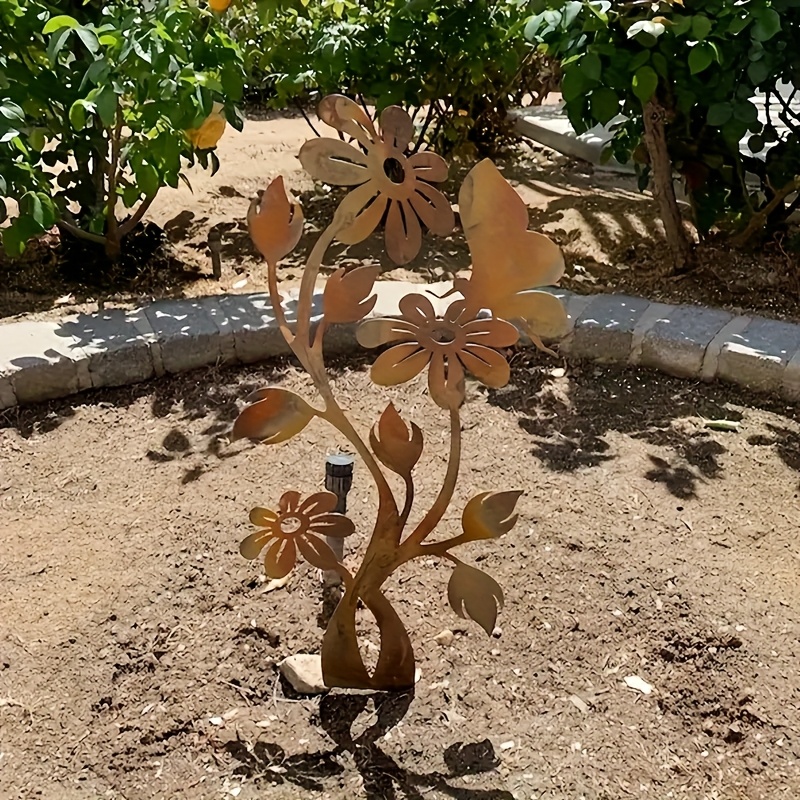 E-shop [2D Flach] . Vintage Gartenpfahl aus rostigem Metall – Blumige Außen-Kunstdeko, freistehende rustikale Garten- & Terrassendekoration, kein