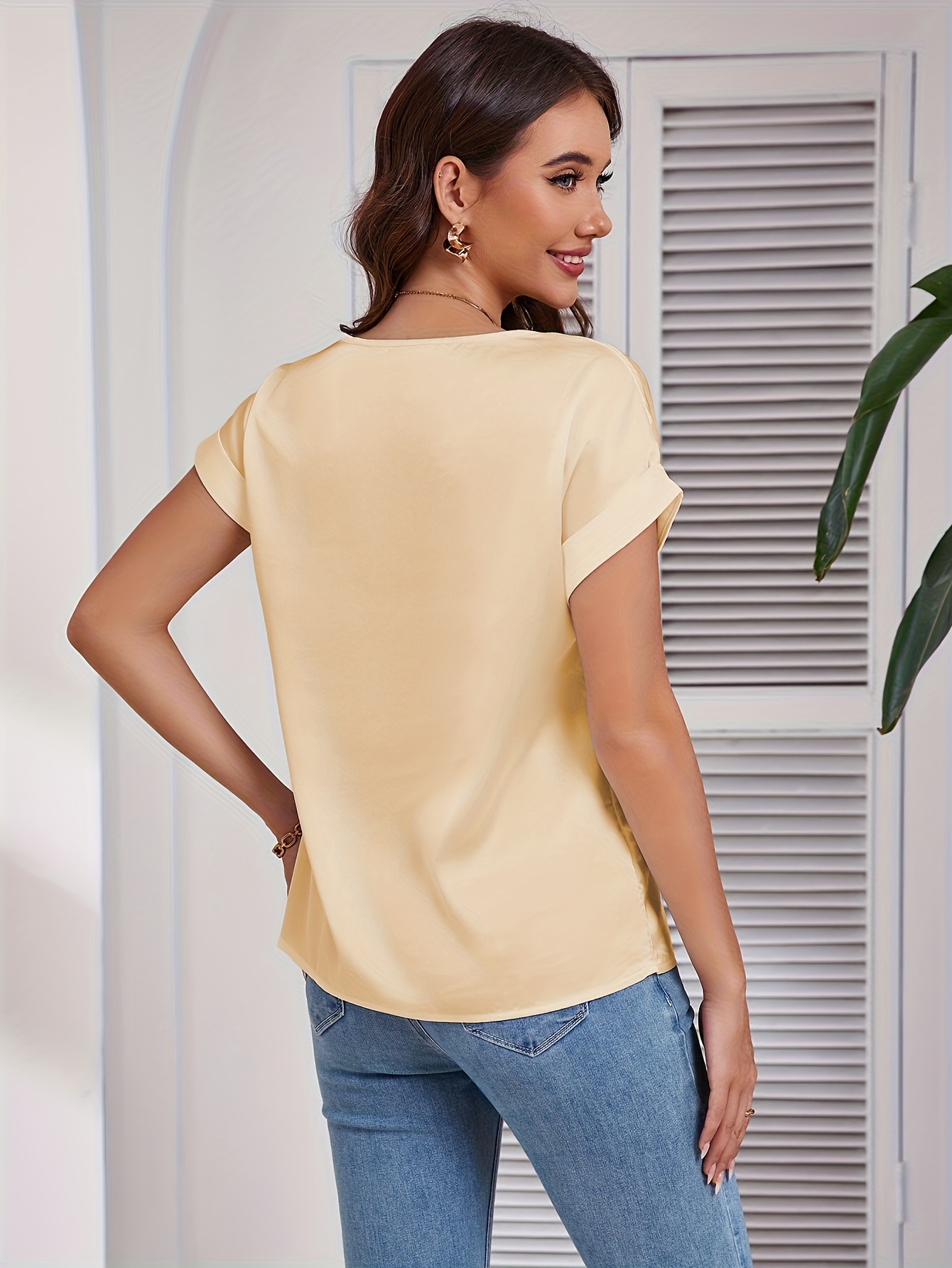 Elegantly Styled Versatile Short-sleeved T-shirt With A Simple And Fashionable Design