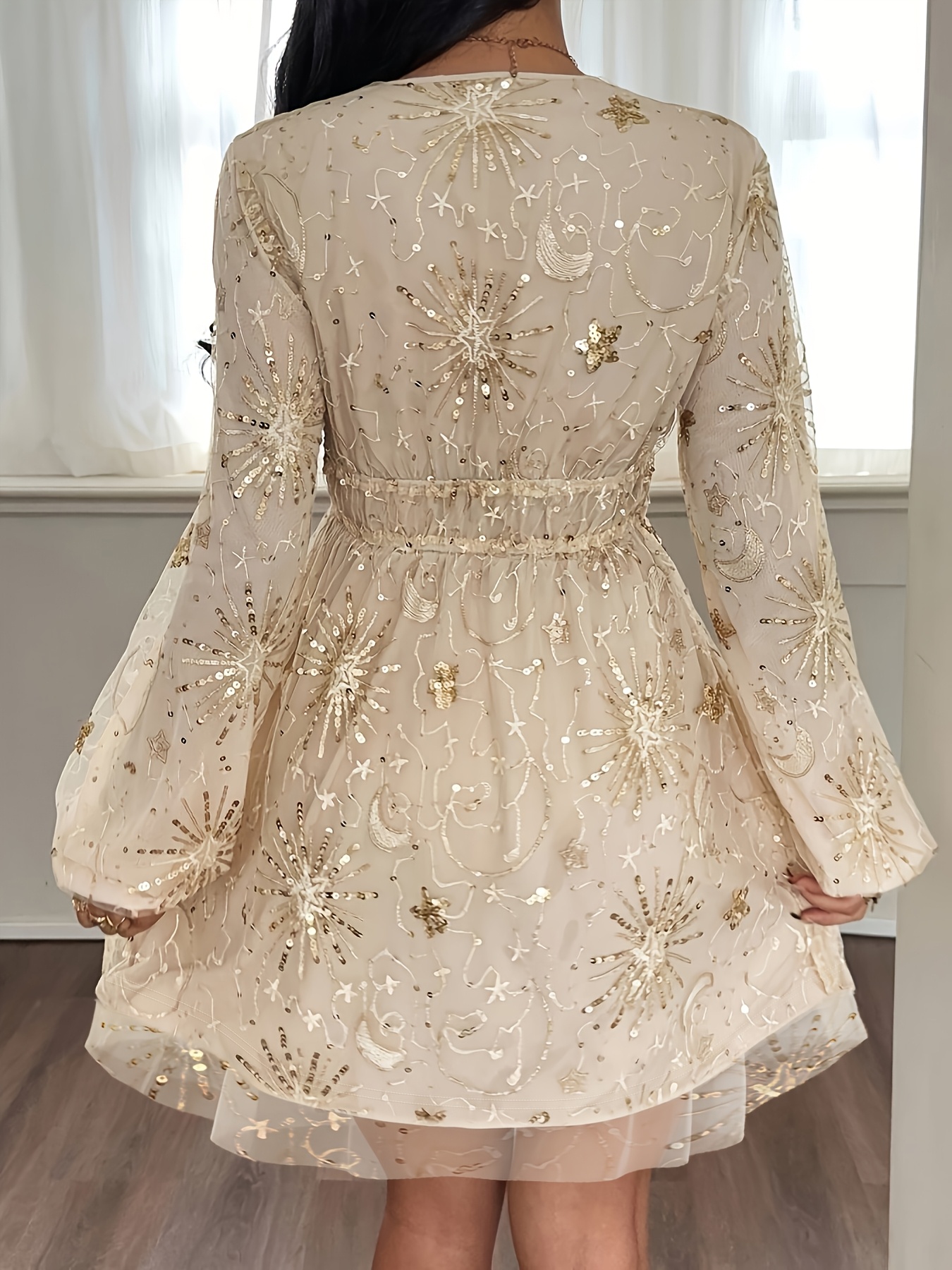 Élégante robe longue à sequins et col en V | Couleur champagne, détail peplum asymétrique, longueur midi pour adultes