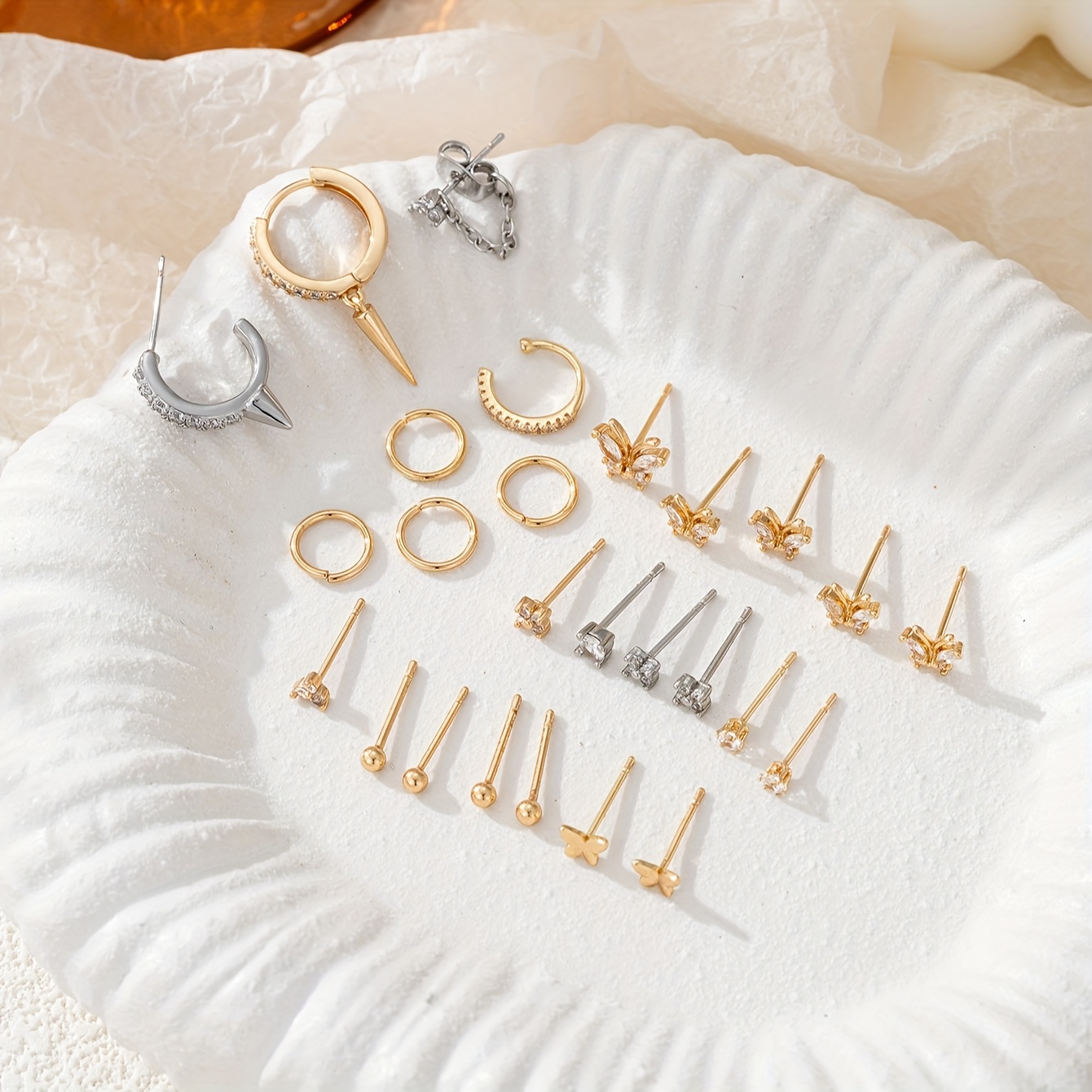 E-shop 26-teiliges Damenmode-Ohrringset, Kreativer Charme mit Synthetischem Schmetterlings-Mini-Kupferperlen-Einlage, Mehrere Durchbohrte Stecker,