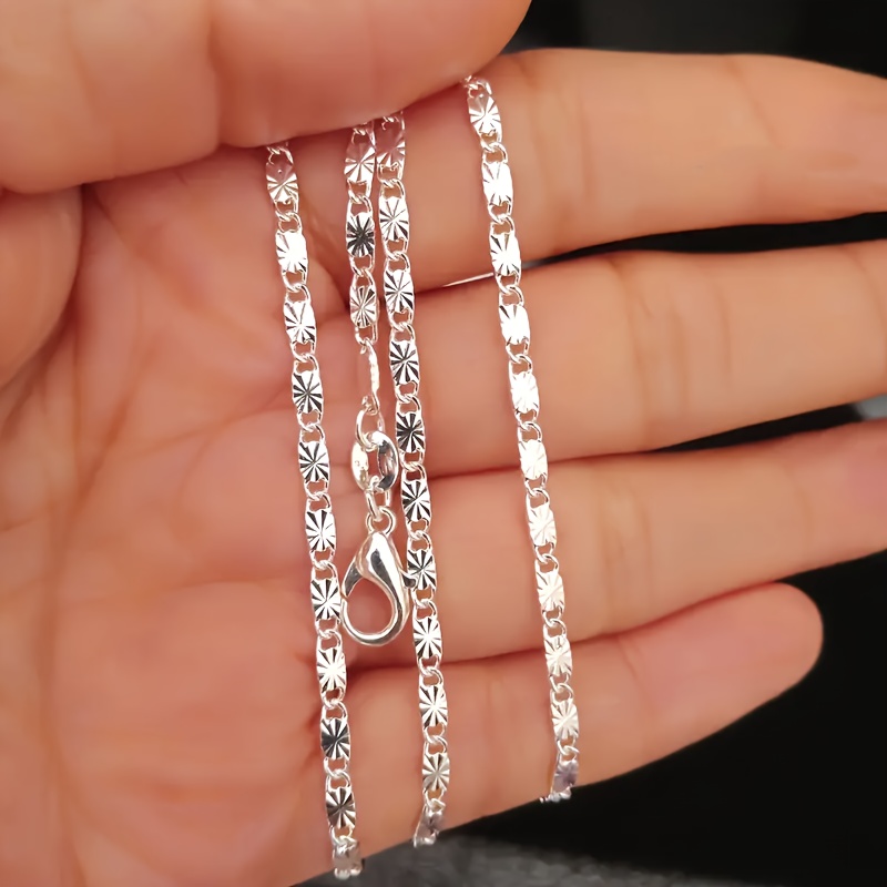 E-shop Eine elegante und bezaubernde Sonnenblumen-Kettenhalskette für Damen, mit einem stilvollen silbernen Design, das vielseitig und für verschiedene