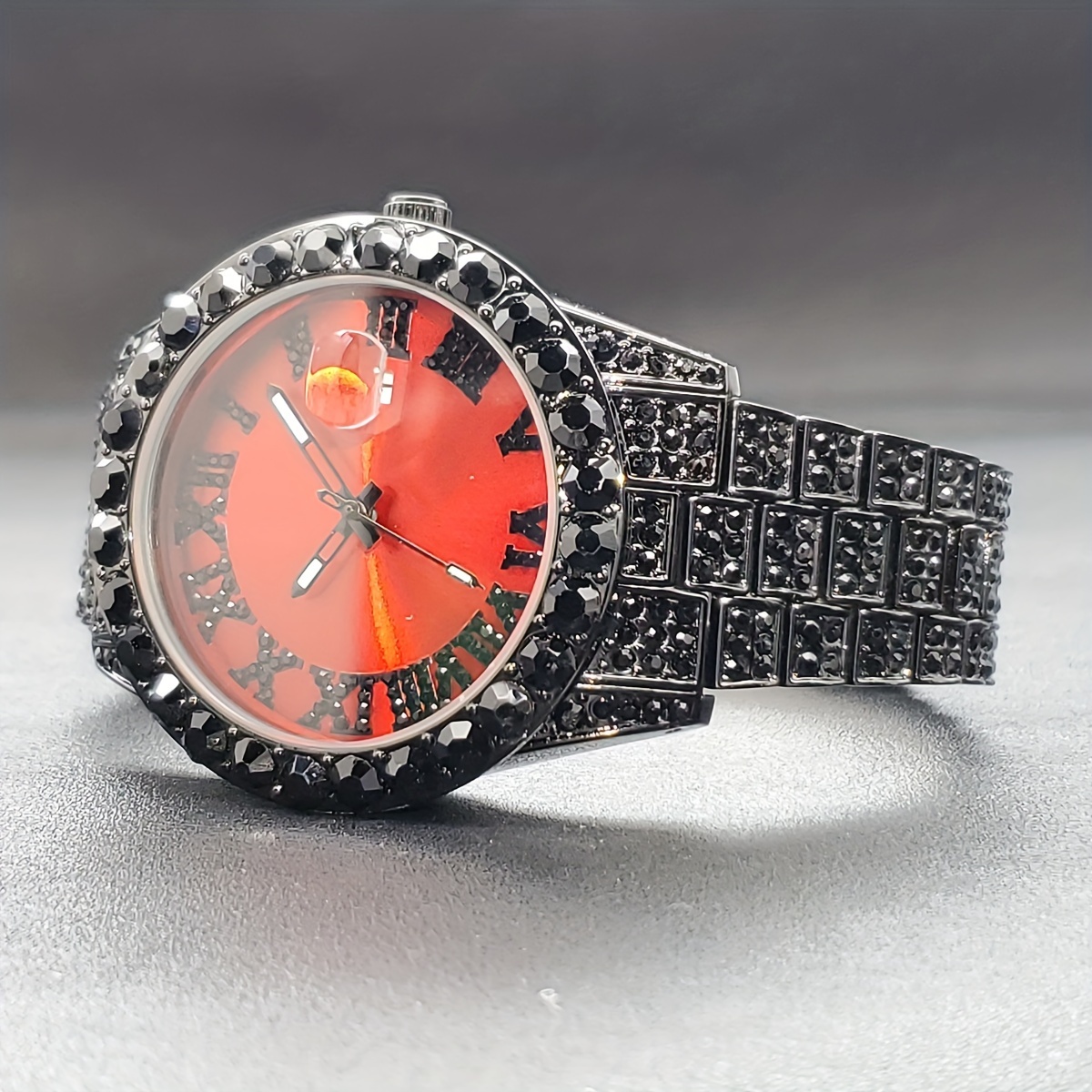 Montre à quartz noire et rouge pour homme, style hip-hop, avec calendrier et aiguilles lumineuses. détails 2