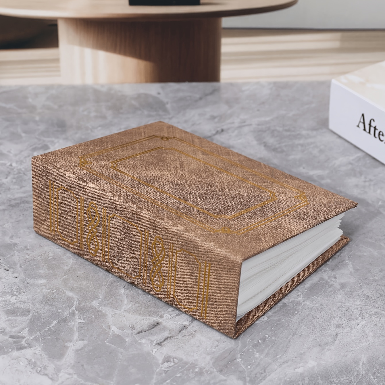 1pz album libro in tessuto distressed, con texture marrone e motivo cornice con stampa , un libro antico realistico, tasche trasparenti per inserire foto, biglietti o piccole carte Dettagli dell'articolo 4