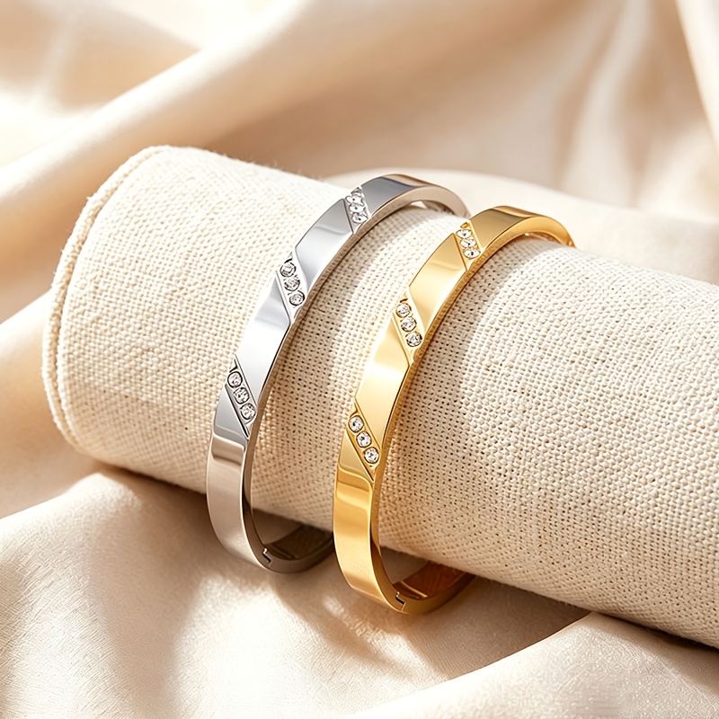 2pcs Women's Bracelet Set with Four-Flower Pattern Design