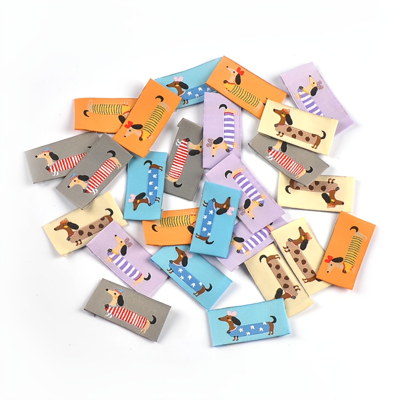 E-shop 50 Stück 2x4cm Stoffanhänger mit Welpenmuster in verschiedenen Farben, zufällig gemischt, Halsbandanhänger, gesäumte Stoffetiketten,