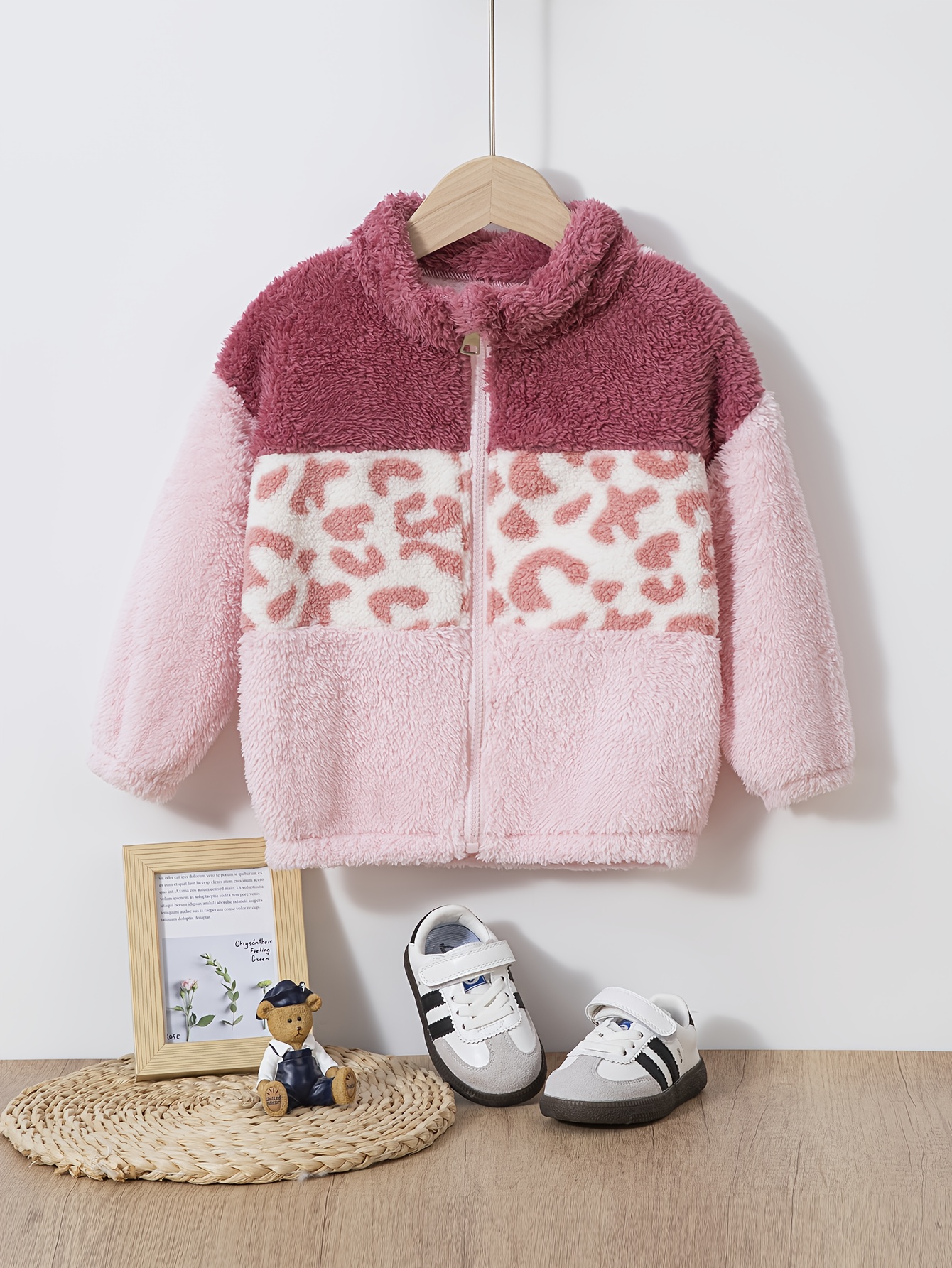 Jaqueta de Pelúcia Rosa com Zíper Completo para Meninas,   Falsa e Fechamento em - Casaco Aconchegante Inverno   confeccionado na Corrosa, Lavável à Mão Design   Pink &   ou Patas/Corações  s no  -Branc