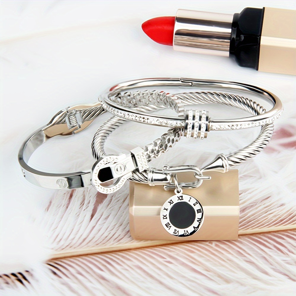 مجموعة من 3 قطع للنساء: سوار سلكي من الفولاذ   للصدأ مطلي بالذهب عيار 18 قيراط مع مشبك حزام وشماعة رومانية وتصميم حجر لامع متعدد المستويات، سوار مجوهرات نسائي للاستخدام في النوادي الليلية والحفلات التفاصيل 4