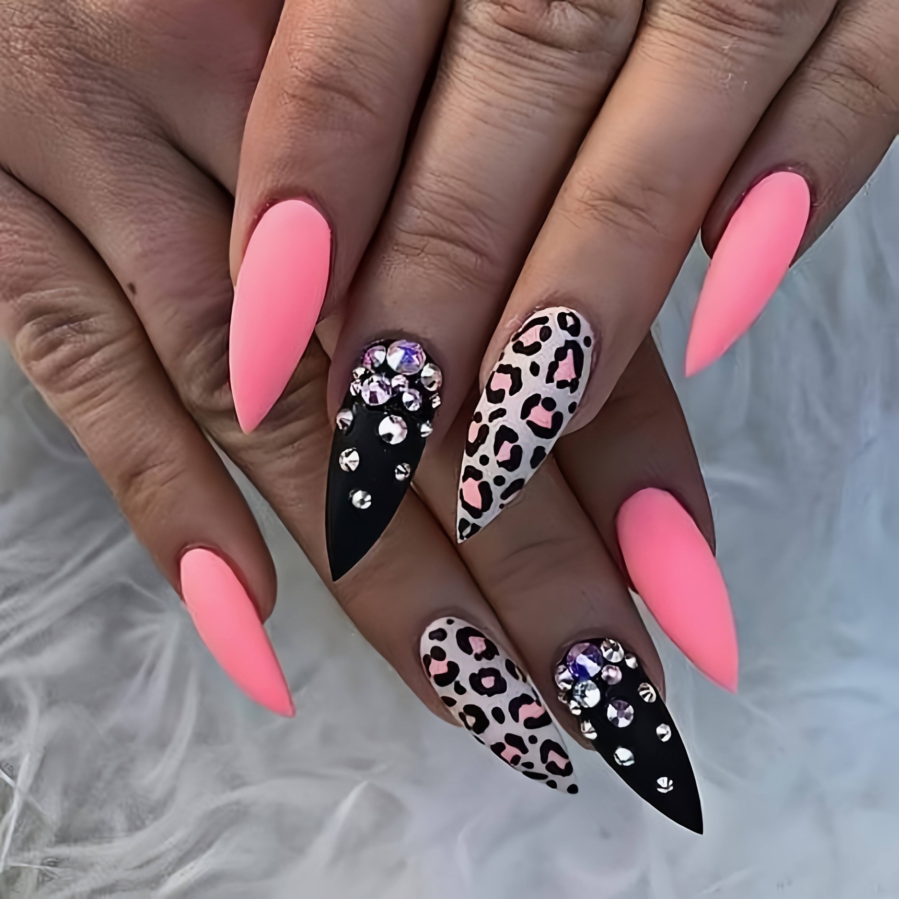TEMU 24pcs Faux Ongles Press-On Longs Stiletto à Poudre Mate, Strass et Imprimé Léopard Contrasté , Style Doux, Cool et Épicé, Design et Complet de
