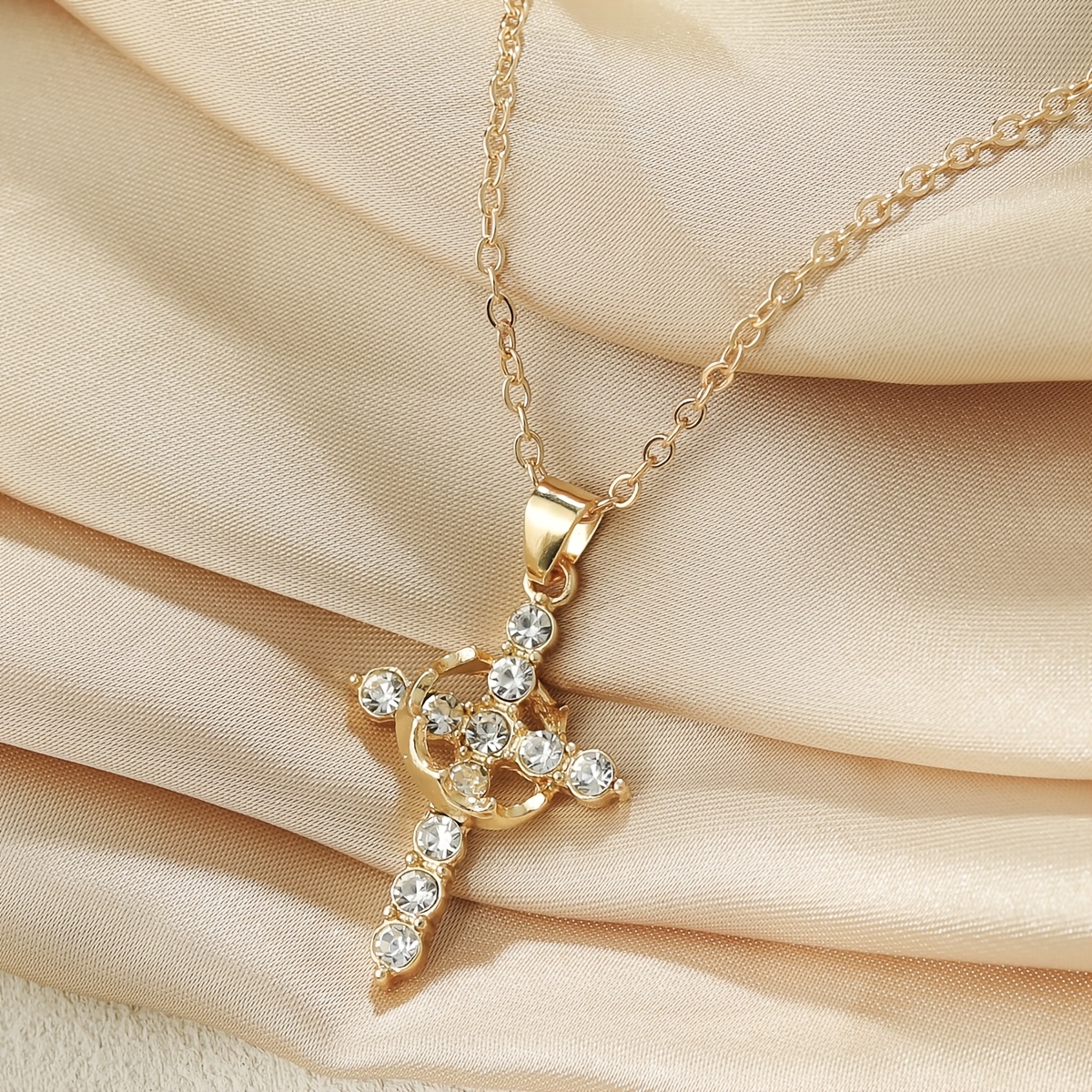 European And Crown Cross Pendant Necklace, Hip-hop High-end Feel, Versatile For Women, Worn For Daily Vacations And Gatherings